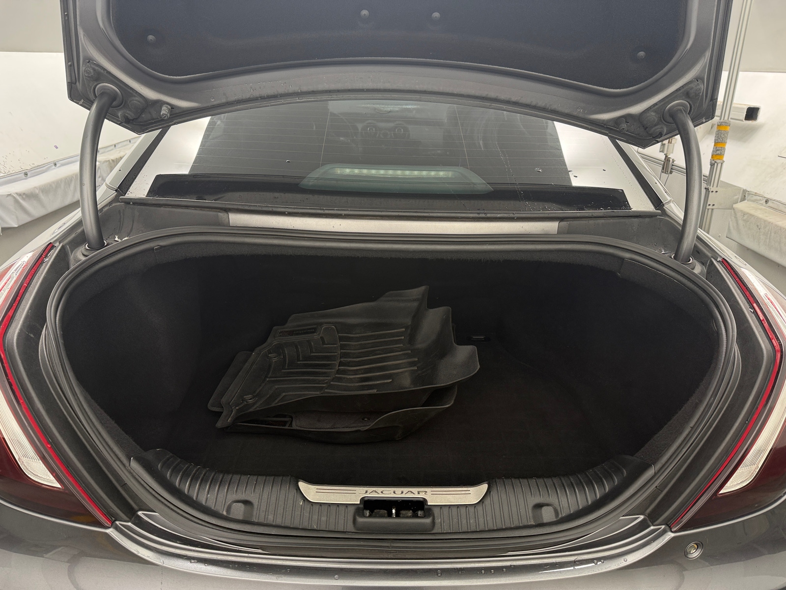 Thumbnail: 2016 Jaguar XJ - 6