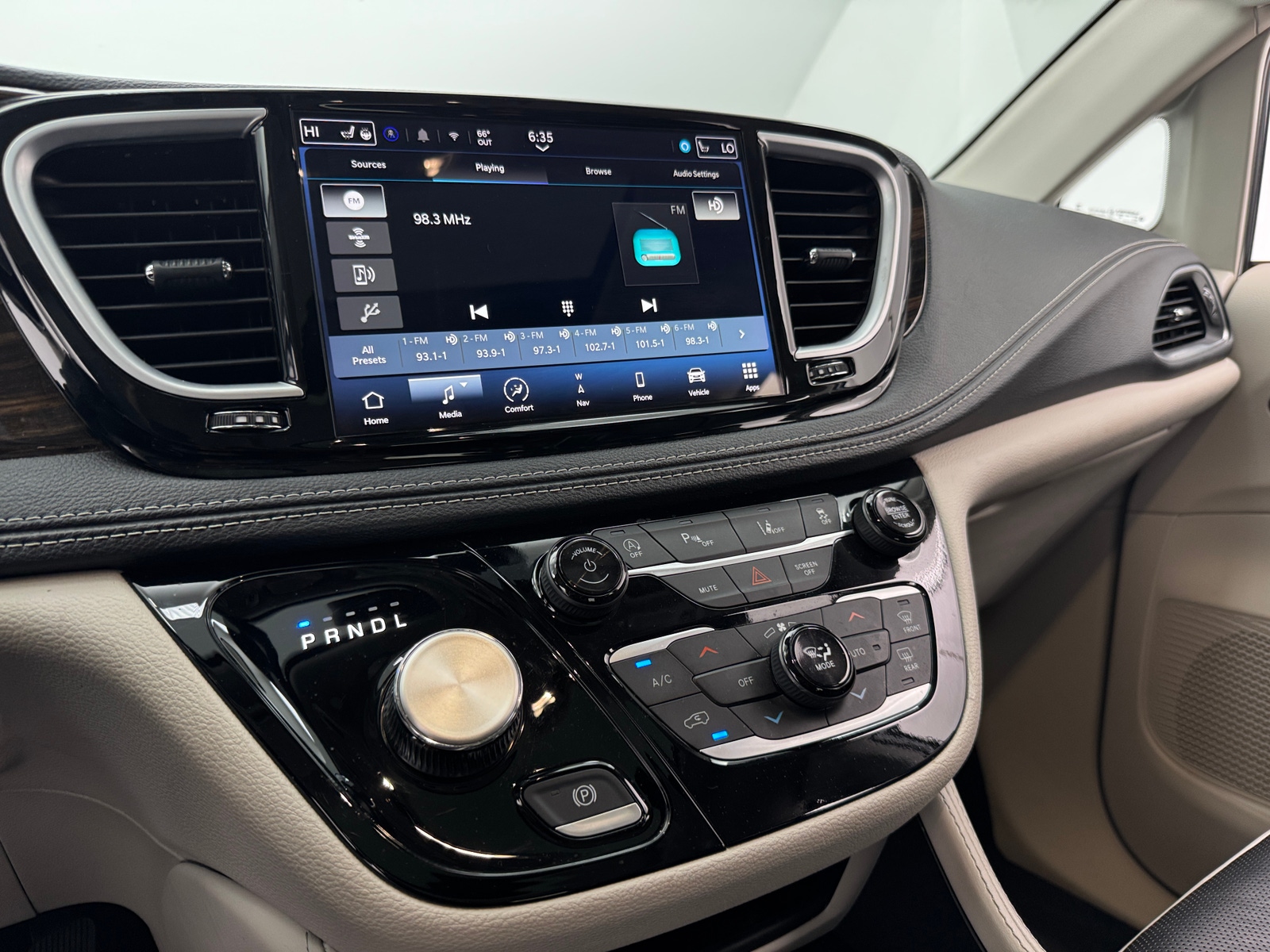 Thumbnail: 2024 Chrysler Pacifica - 3