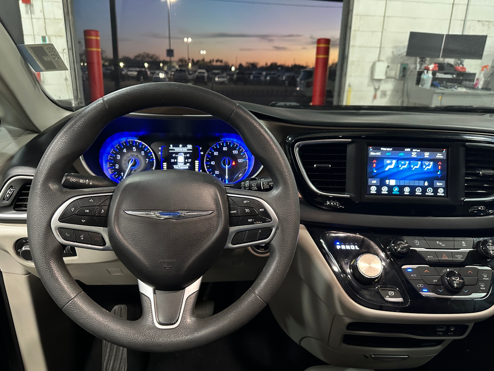 Thumbnail: 2018 Chrysler Pacifica - 3