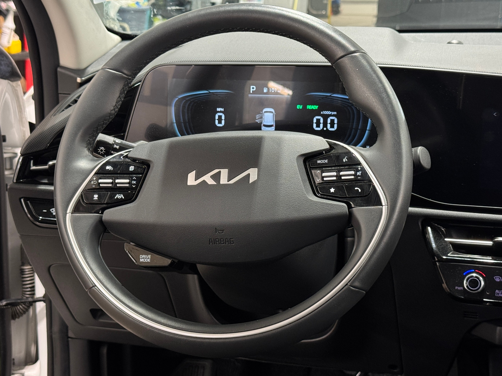 Thumbnail: 2023 Kia Niro - 5