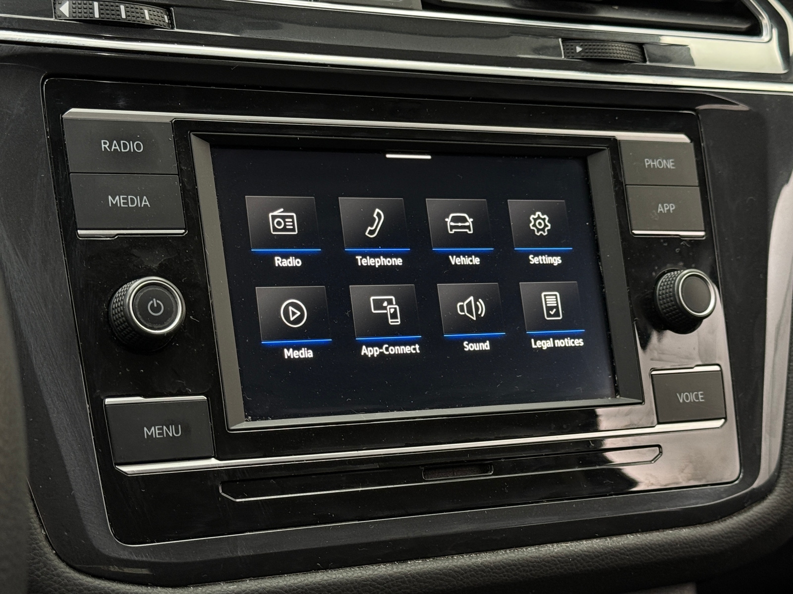 Thumbnail: 2022 Volkswagen Tiguan - 4