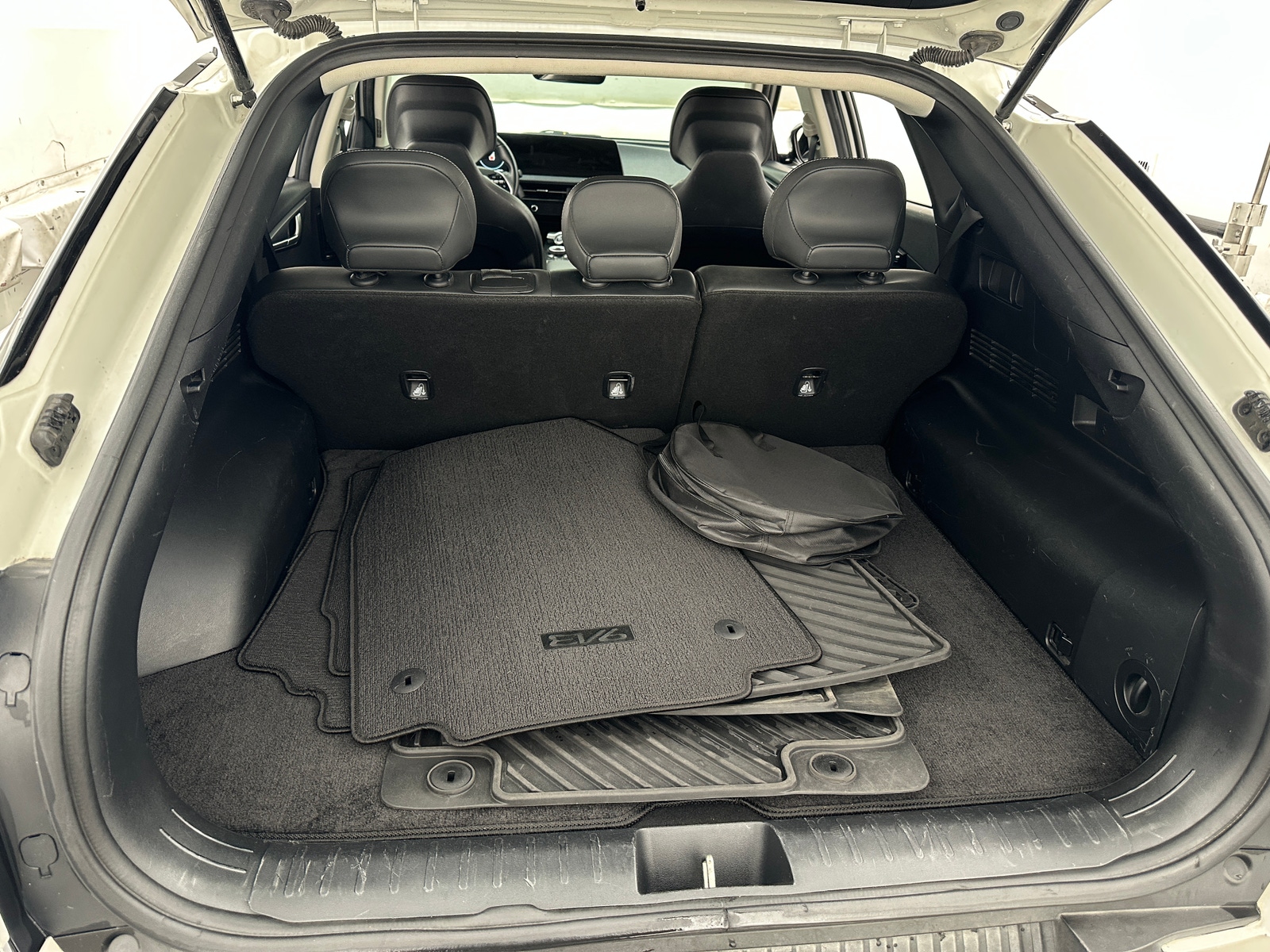 Thumbnail: 2022 Kia EV6 - 7