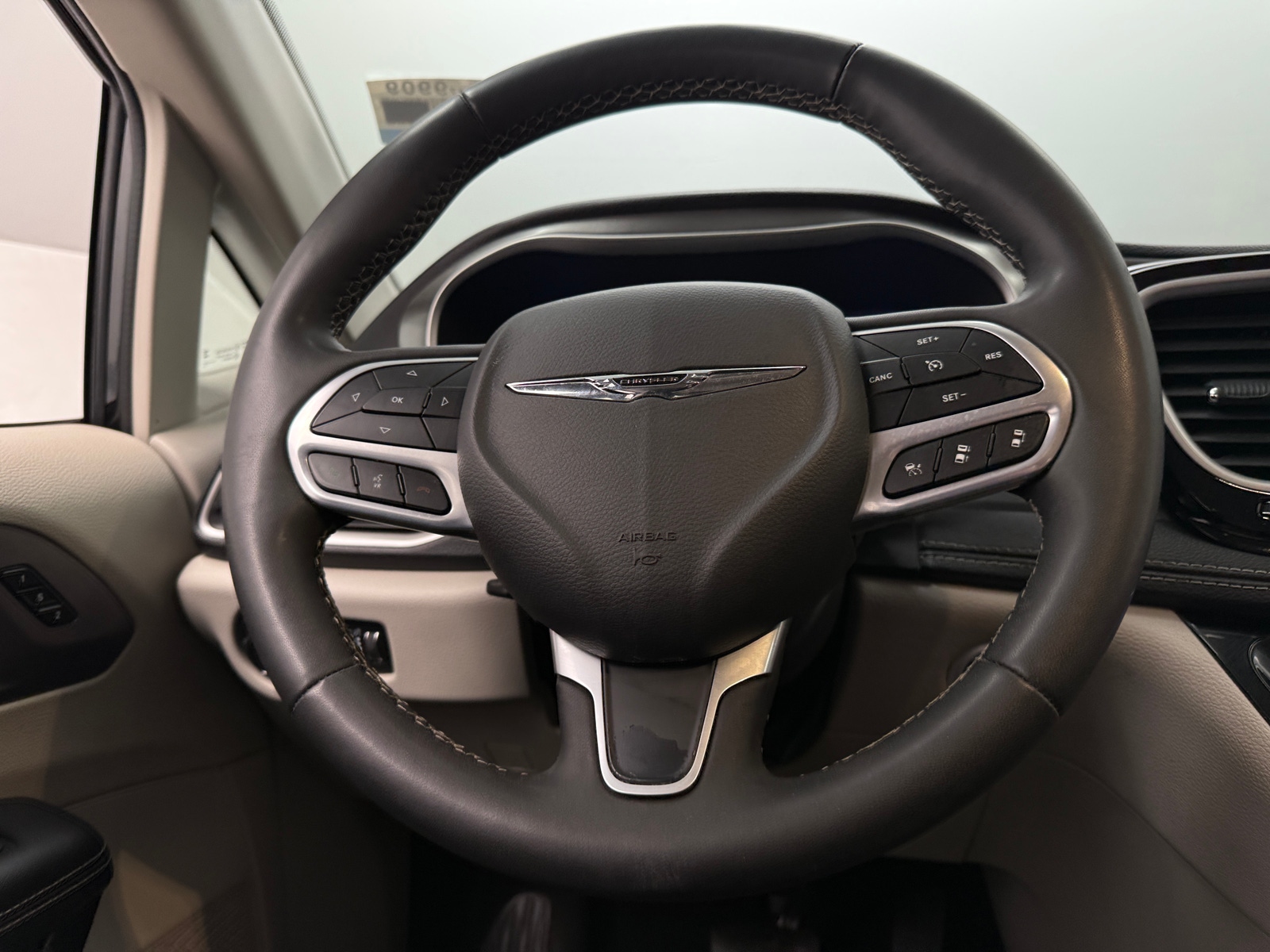 Thumbnail: 2023 Chrysler Pacifica - 4