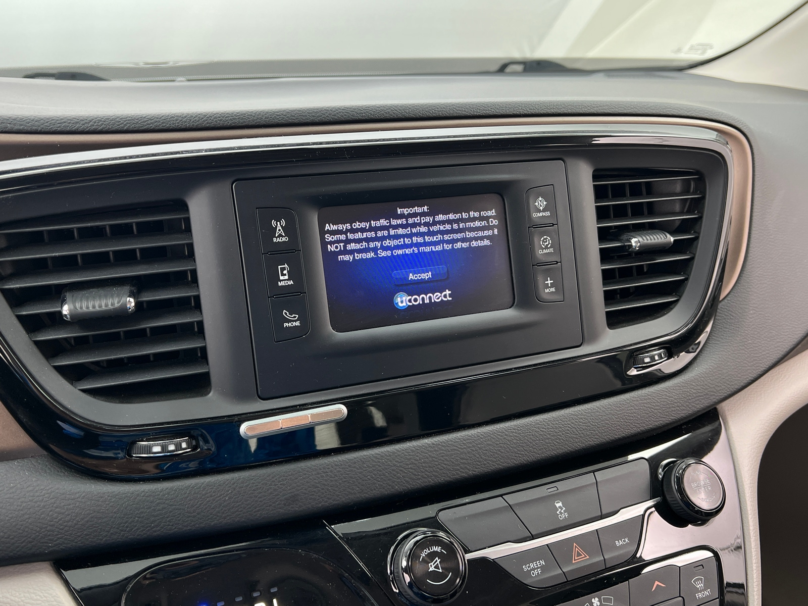 Thumbnail: 2017 Chrysler Pacifica - 4