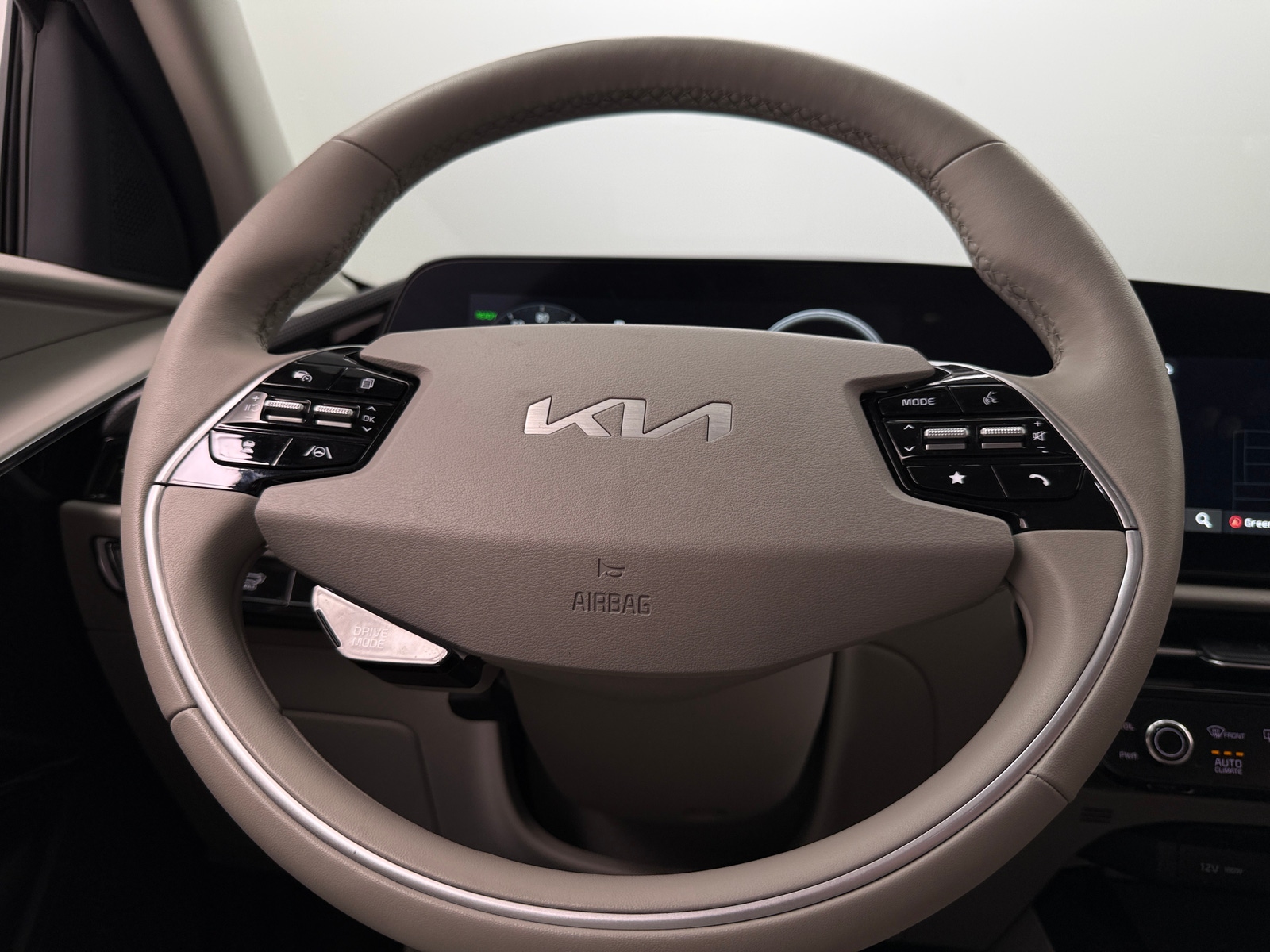 Thumbnail: 2023 Kia Niro - 4