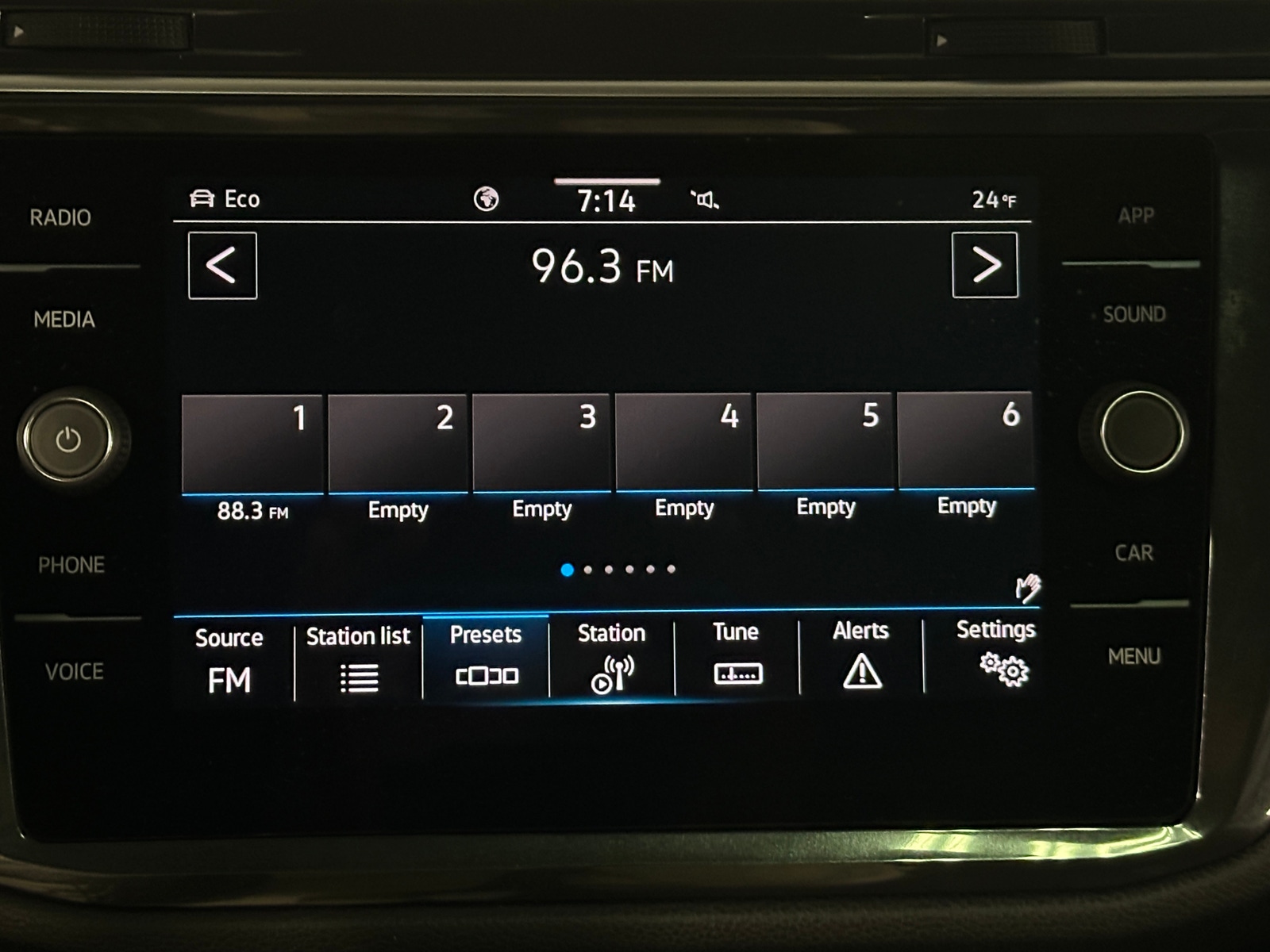 Thumbnail: 2024 Volkswagen Tiguan - 3