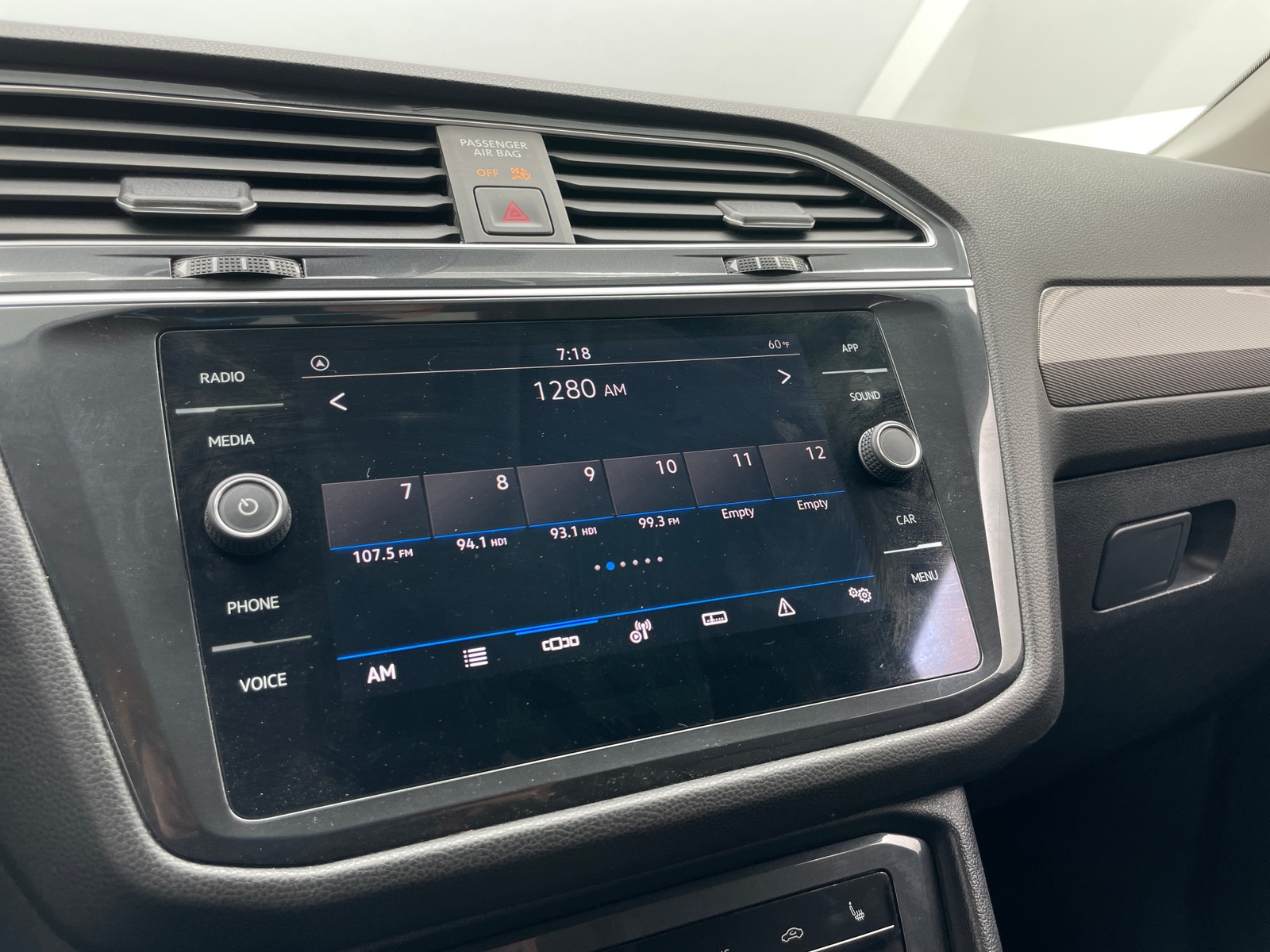 Thumbnail: 2024 Volkswagen Tiguan - 3