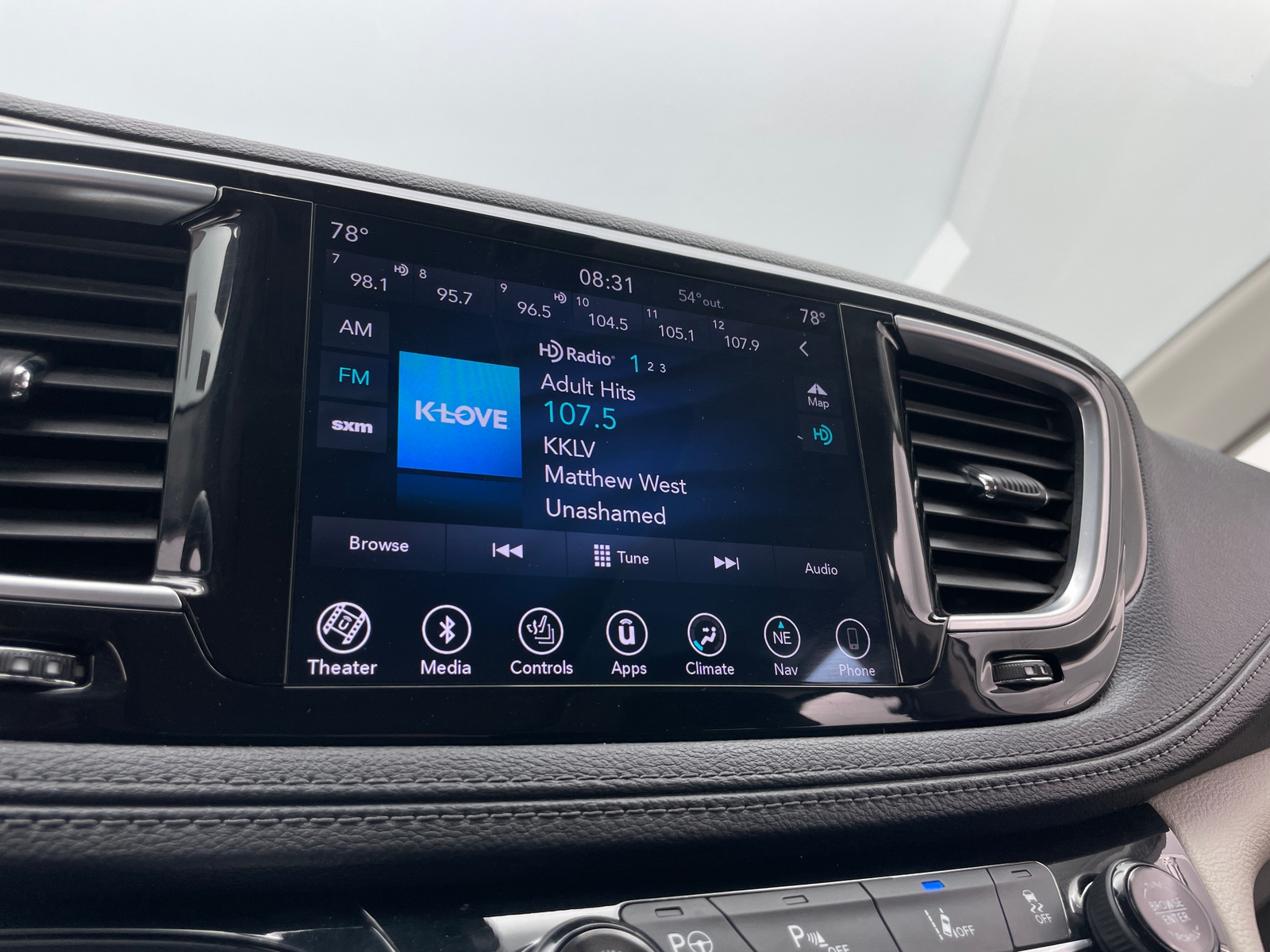 Thumbnail: 2018 Chrysler Pacifica - 3