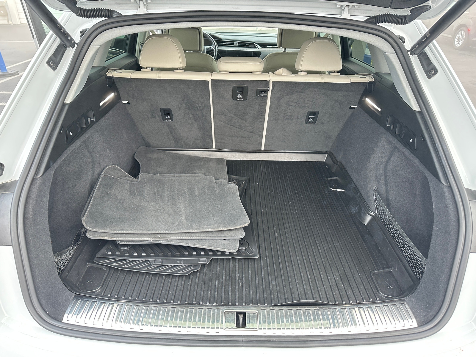 Thumbnail: 2022 Audi e-tron - 6