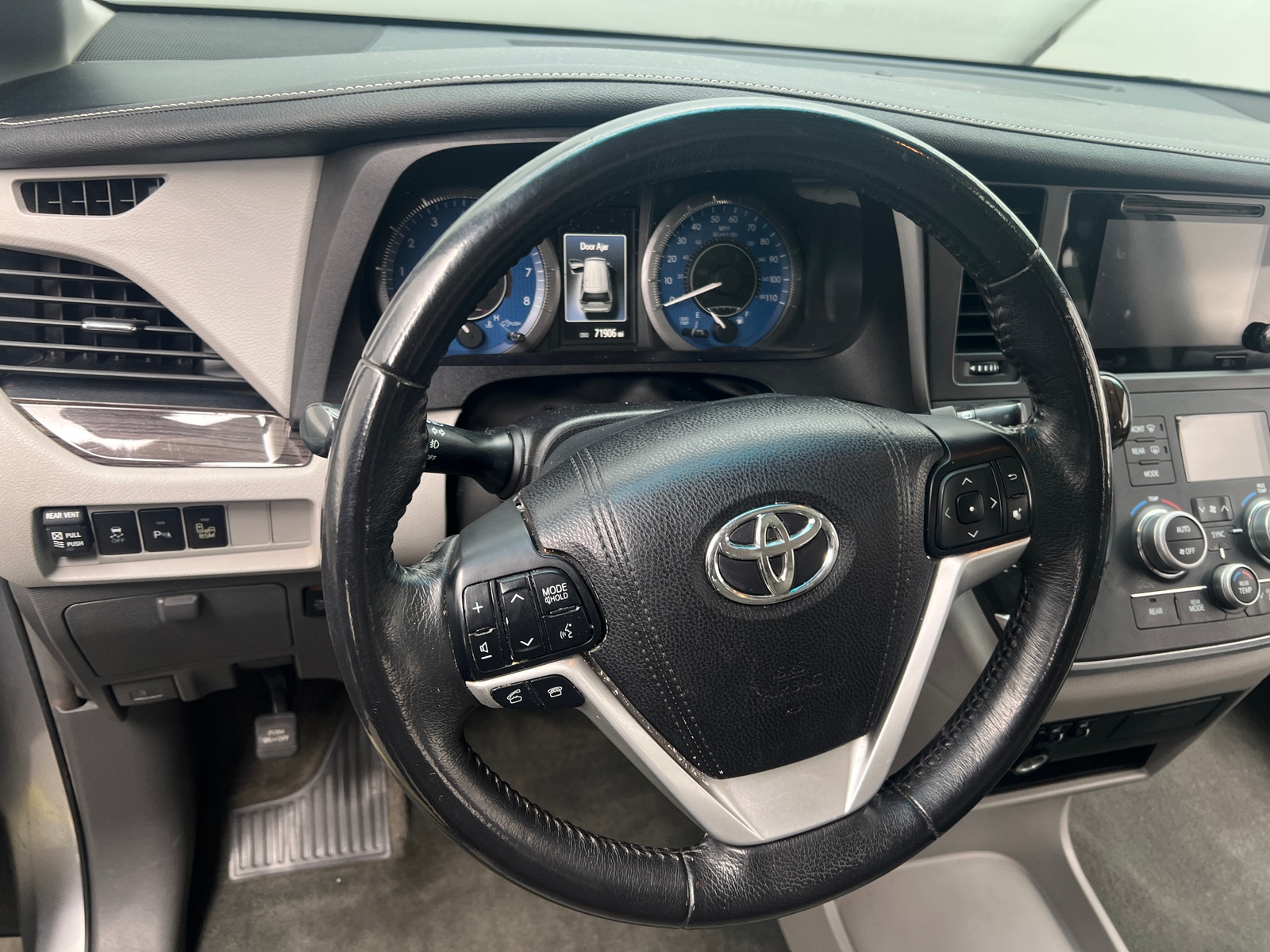 Thumbnail: 2017 Toyota Sienna - 4