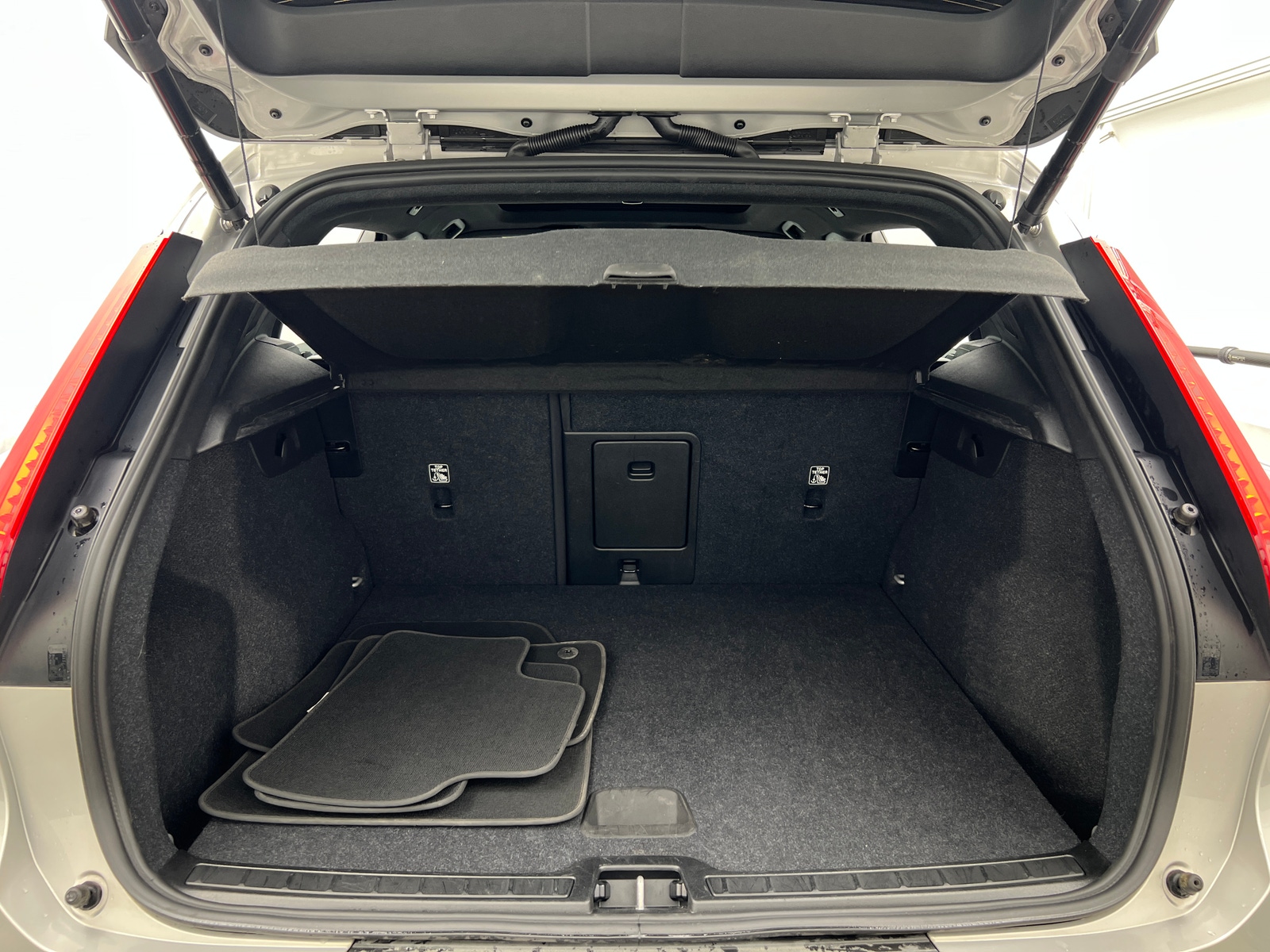 Thumbnail: 2024 Volvo XC40 - 7