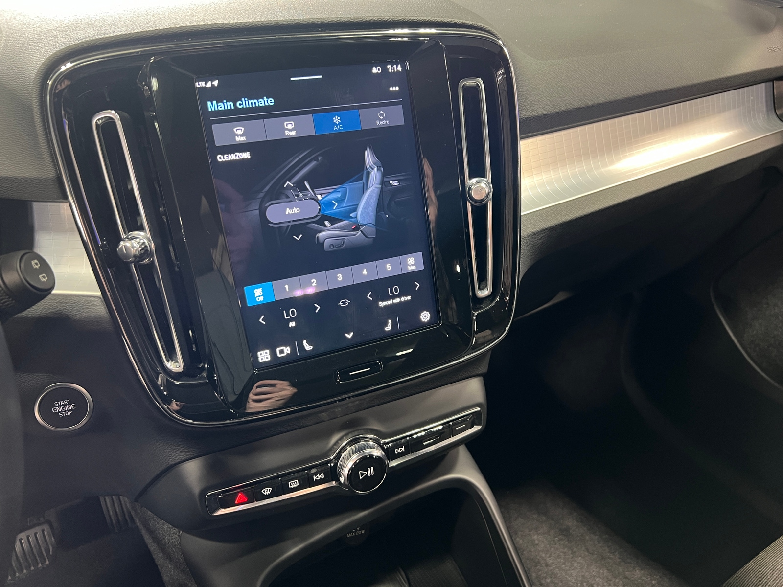 Thumbnail: 2024 Volvo XC40 - 4