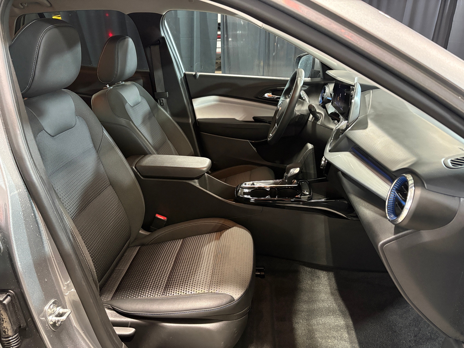 Thumbnail: 2025 Chevrolet Trax - 2