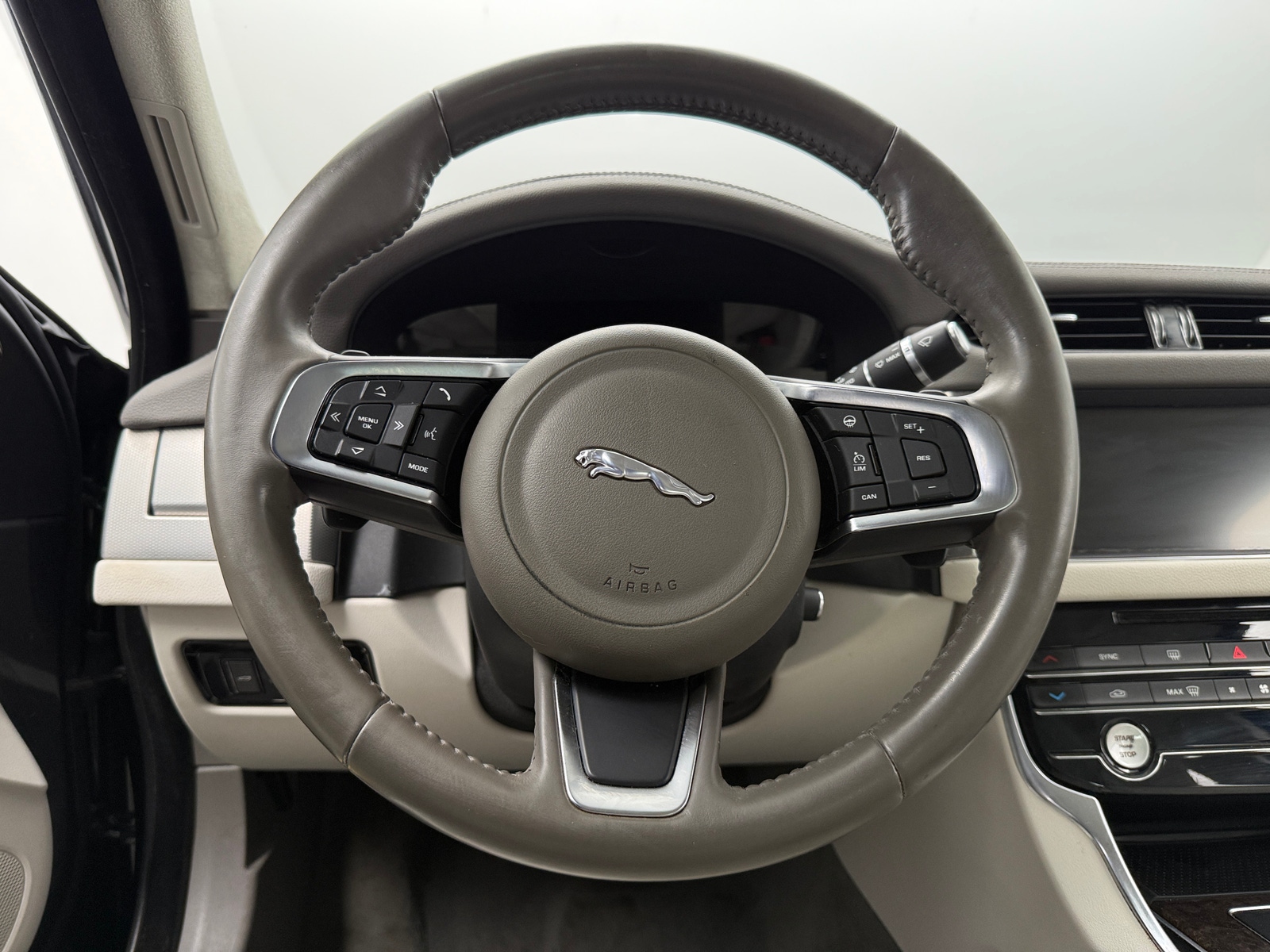 Thumbnail: 2020 Jaguar XF - 4