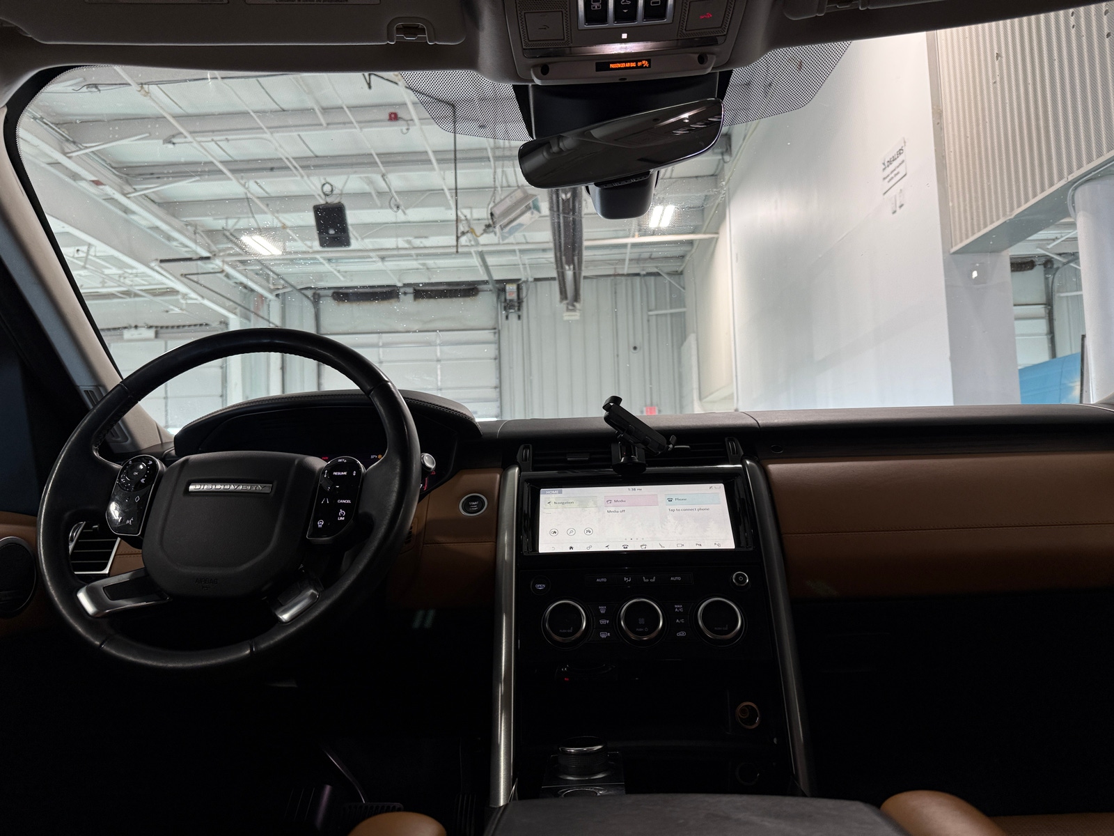 Thumbnail: 2020 Land Rover Discovery - 2