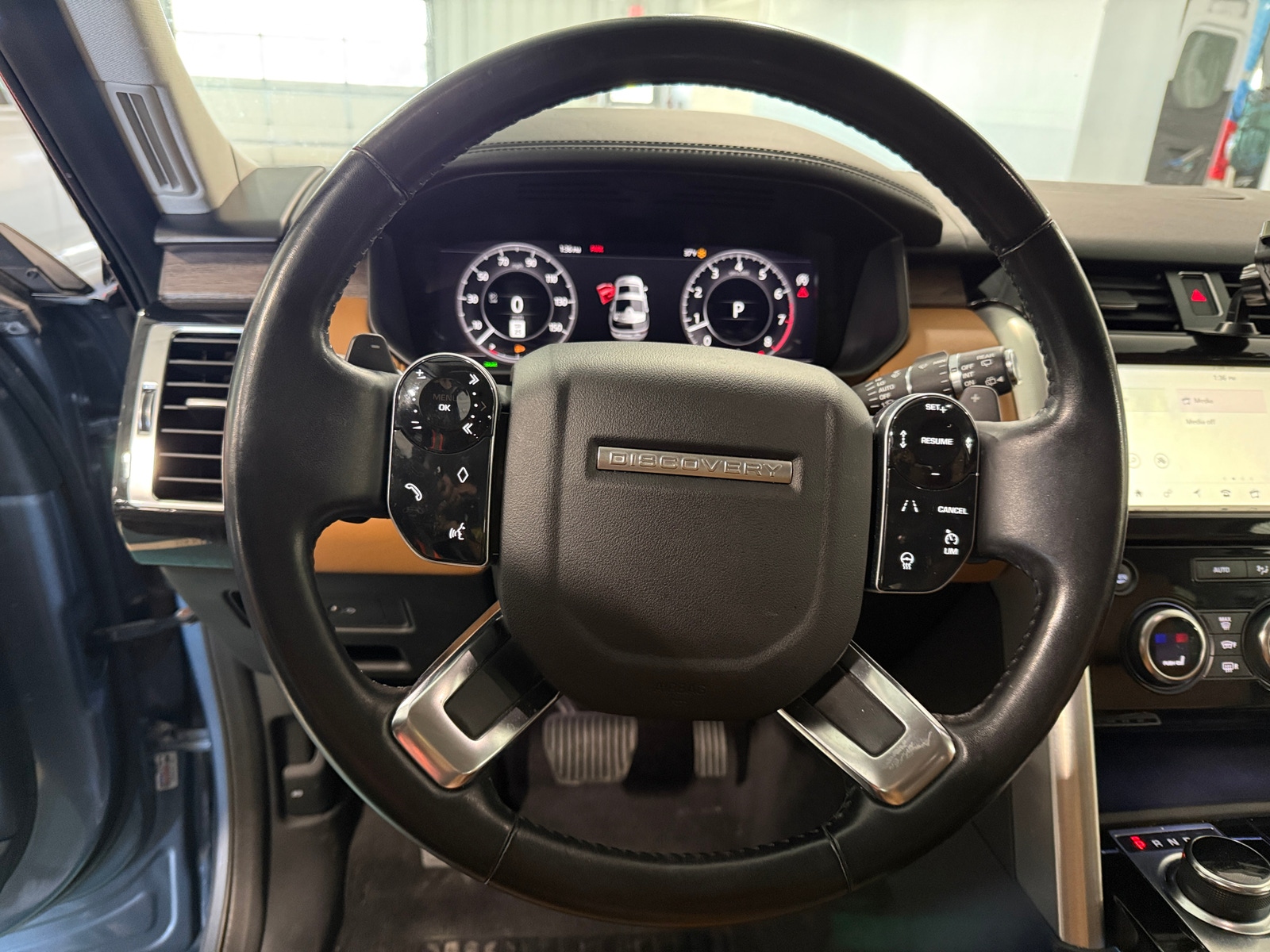 Thumbnail: 2020 Land Rover Discovery - 4