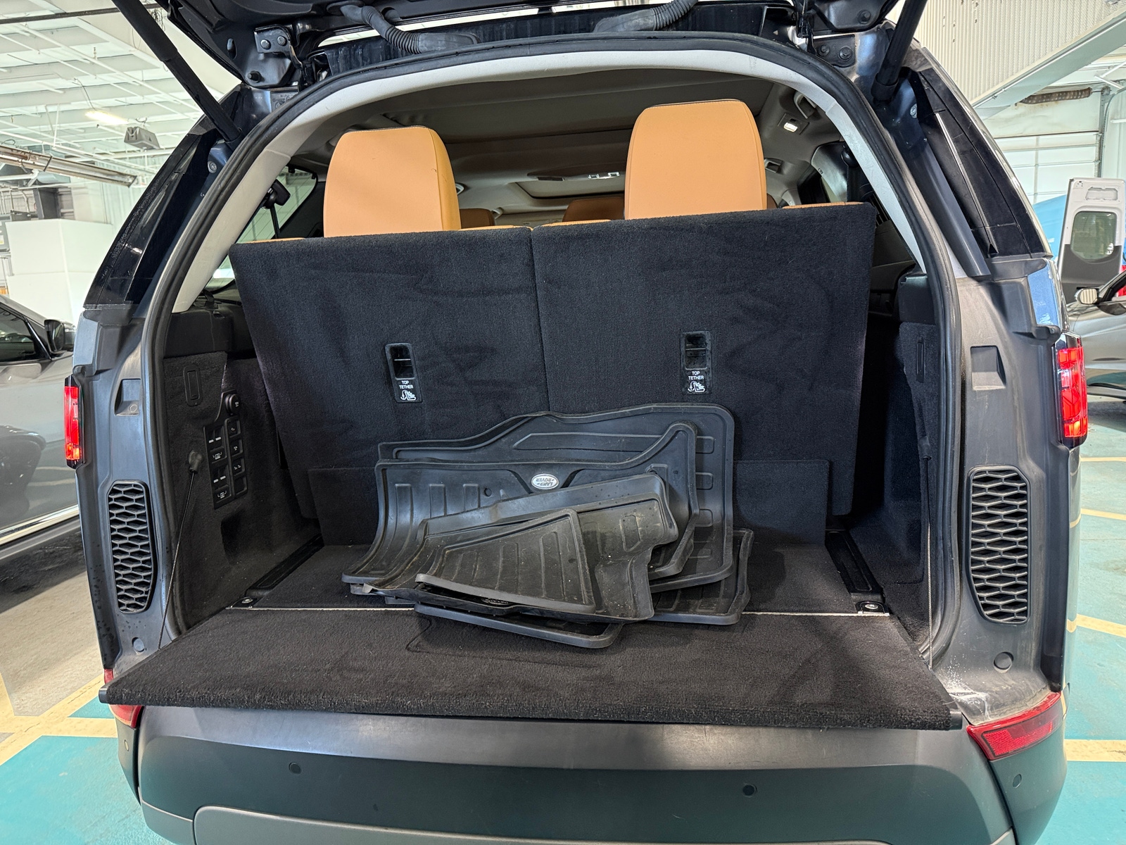 Thumbnail: 2020 Land Rover Discovery - 6