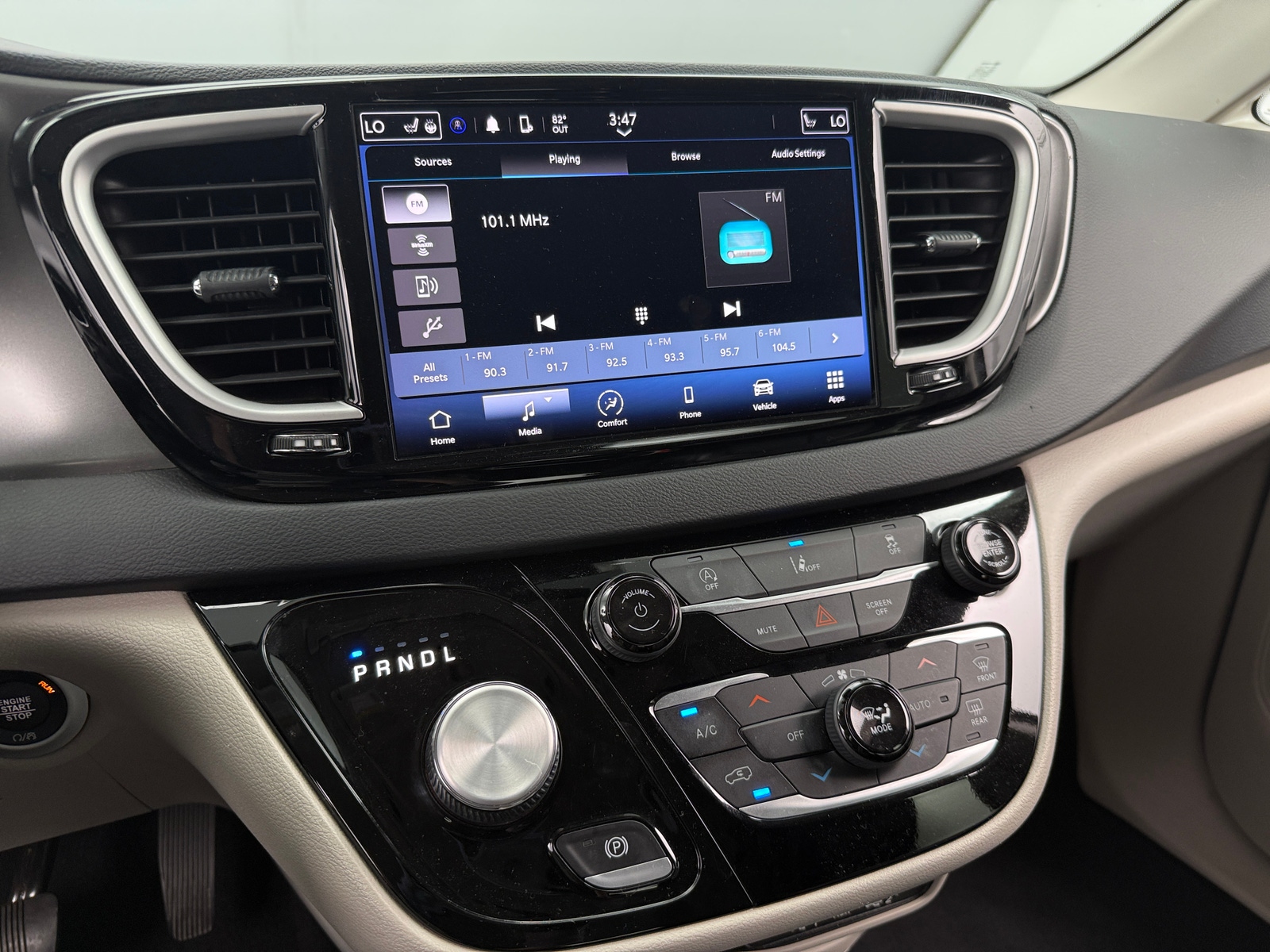 Thumbnail: 2022 Chrysler Pacifica - 3