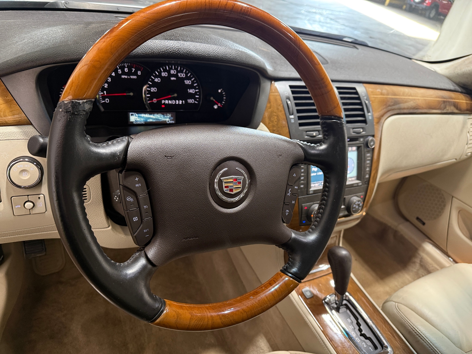 Thumbnail: 2011 Cadillac DTS - 4