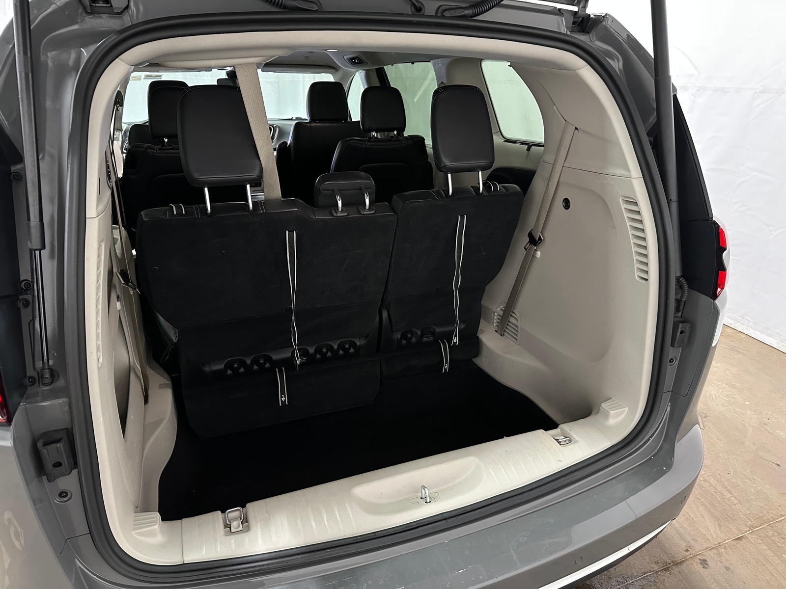 Thumbnail: 2022 Chrysler Pacifica - 6