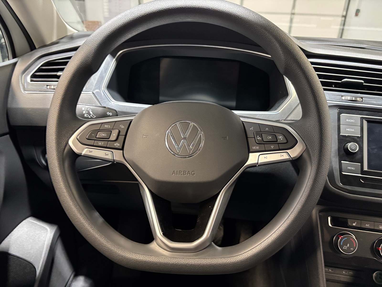 Thumbnail: 2023 Volkswagen Tiguan - 5