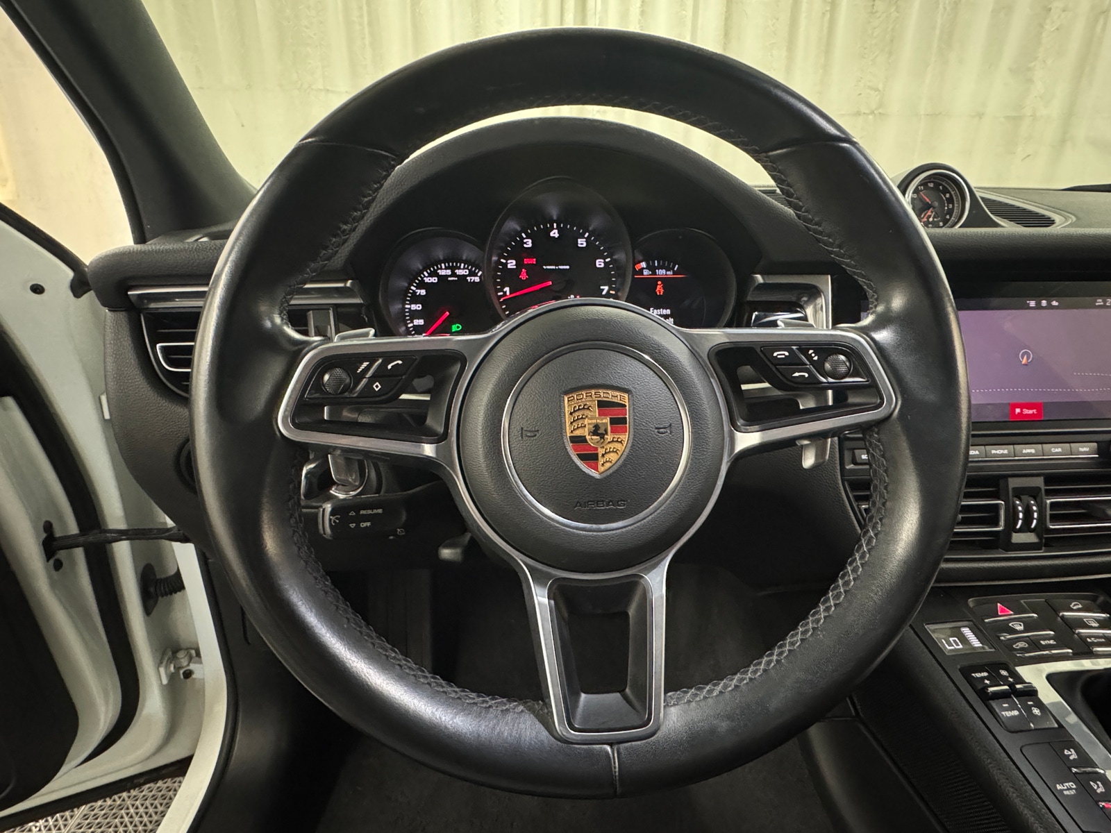 Thumbnail: 2020 Porsche Macan - 4