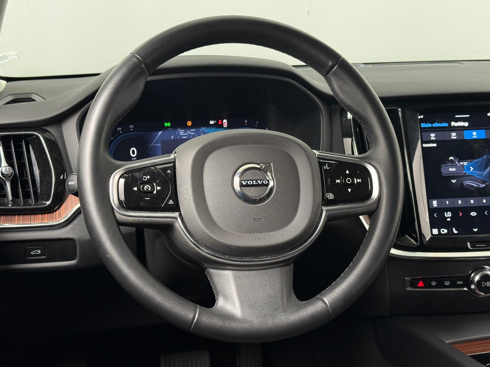 Thumbnail: 2025 Volvo V60 - 4