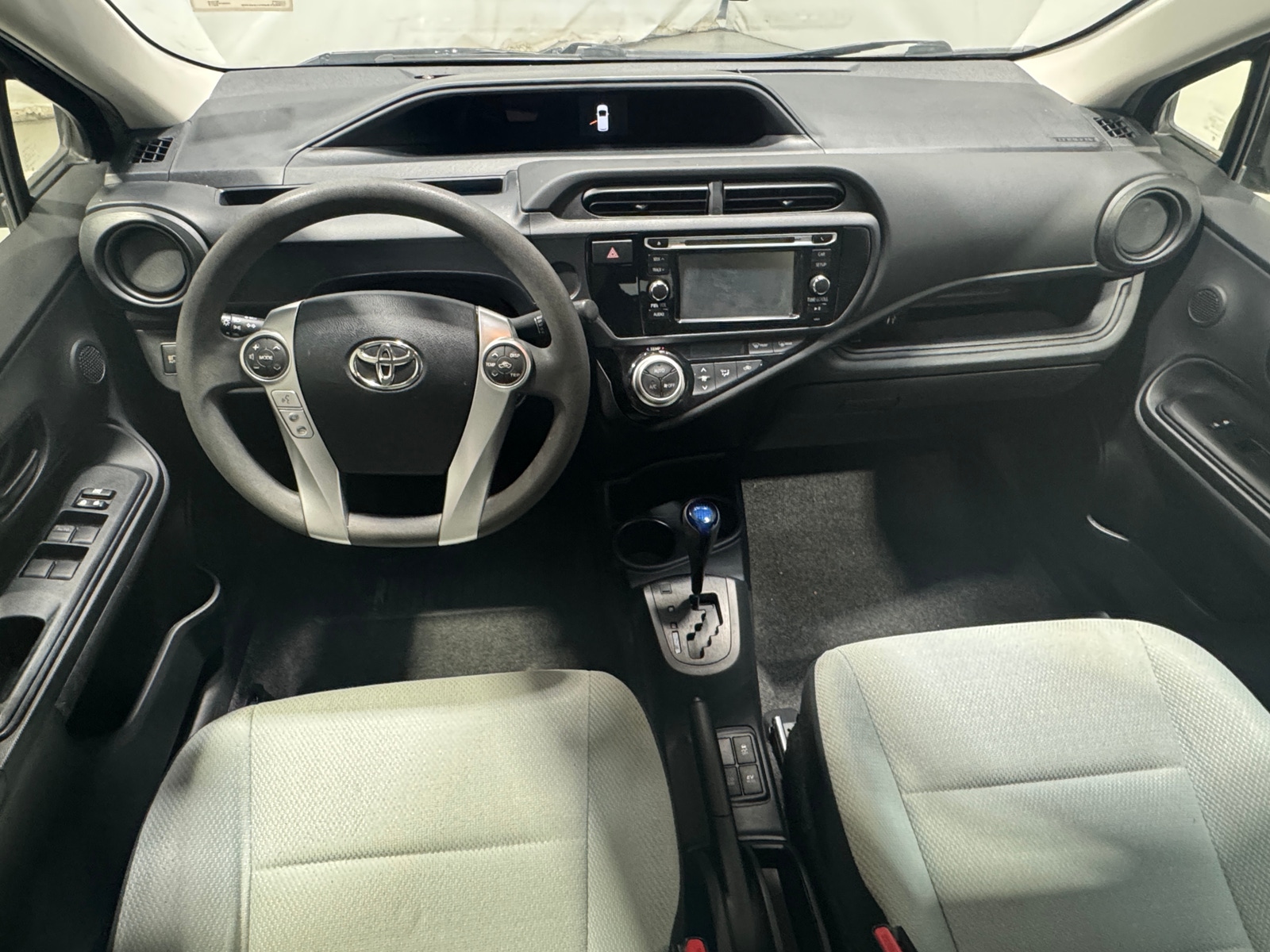 Thumbnail: 2017 Toyota Prius c - 3