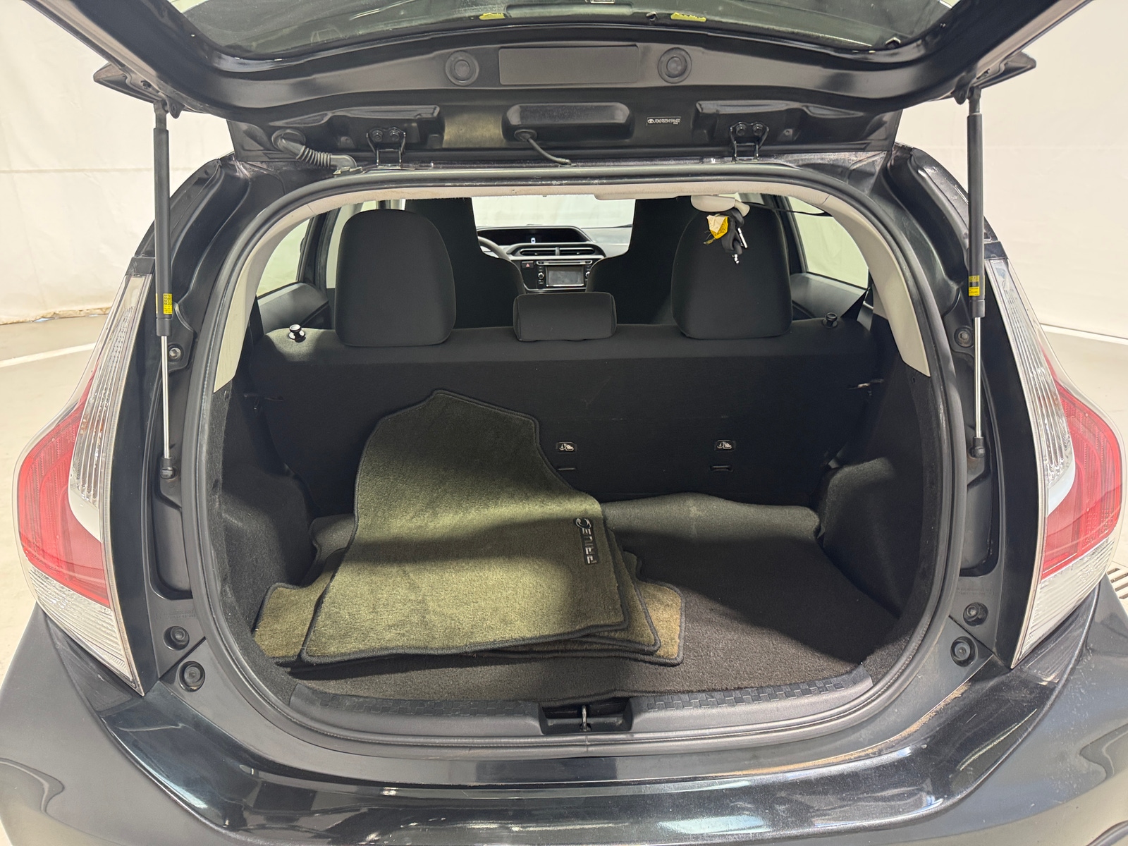 Thumbnail: 2017 Toyota Prius c - 7