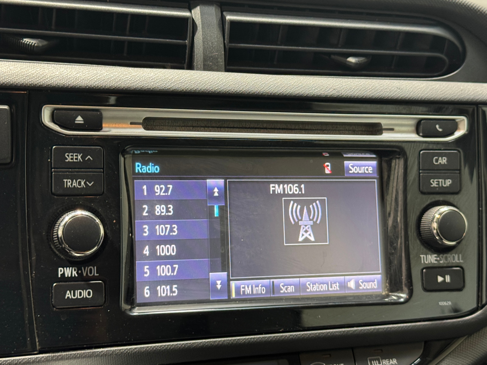 Thumbnail: 2017 Toyota Prius c - 4