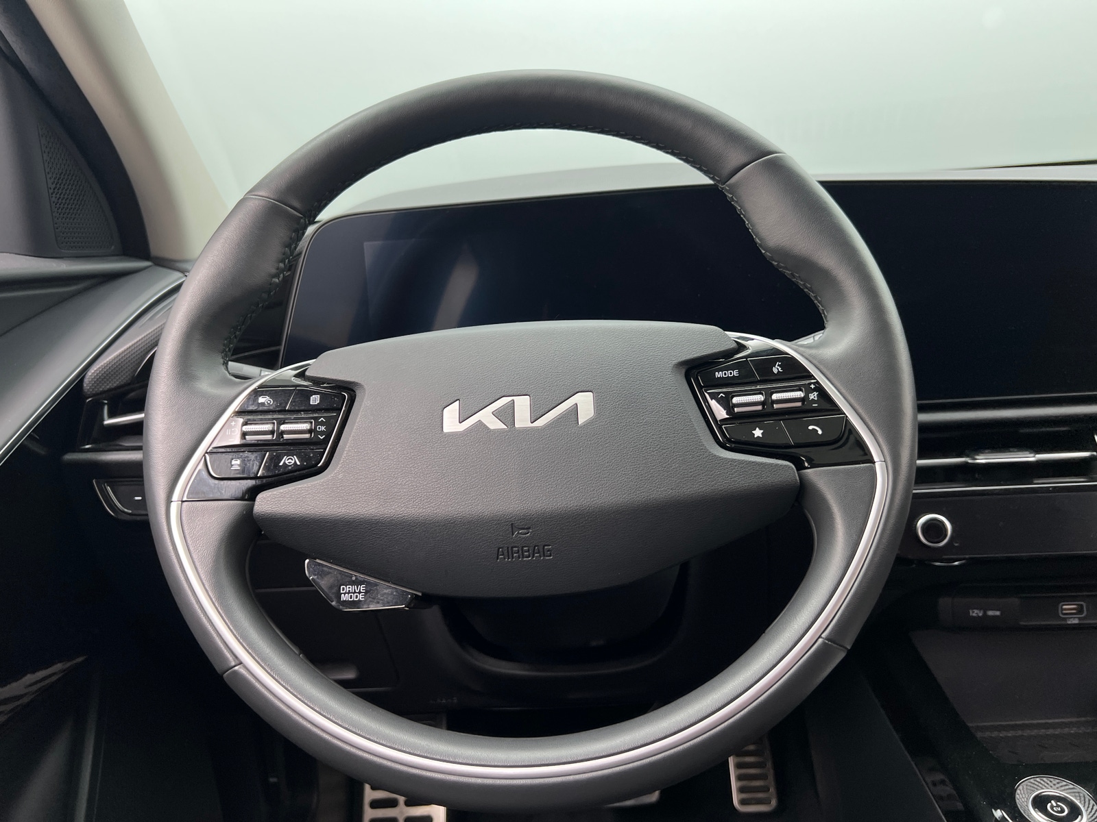 Thumbnail: 2023 Kia Niro - 4