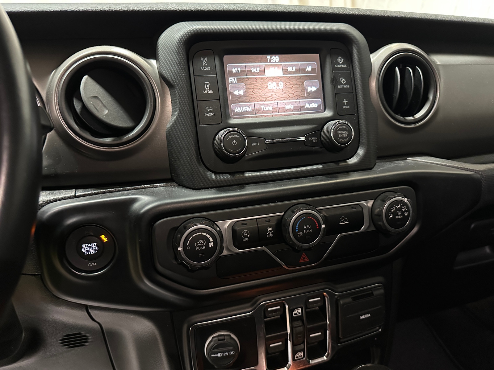 Thumbnail: 2021 Jeep Gladiator - 4