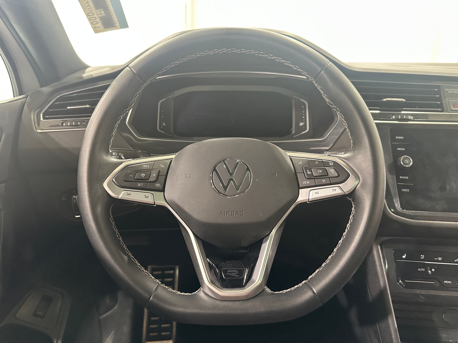 Thumbnail: 2023 Volkswagen Tiguan - 4