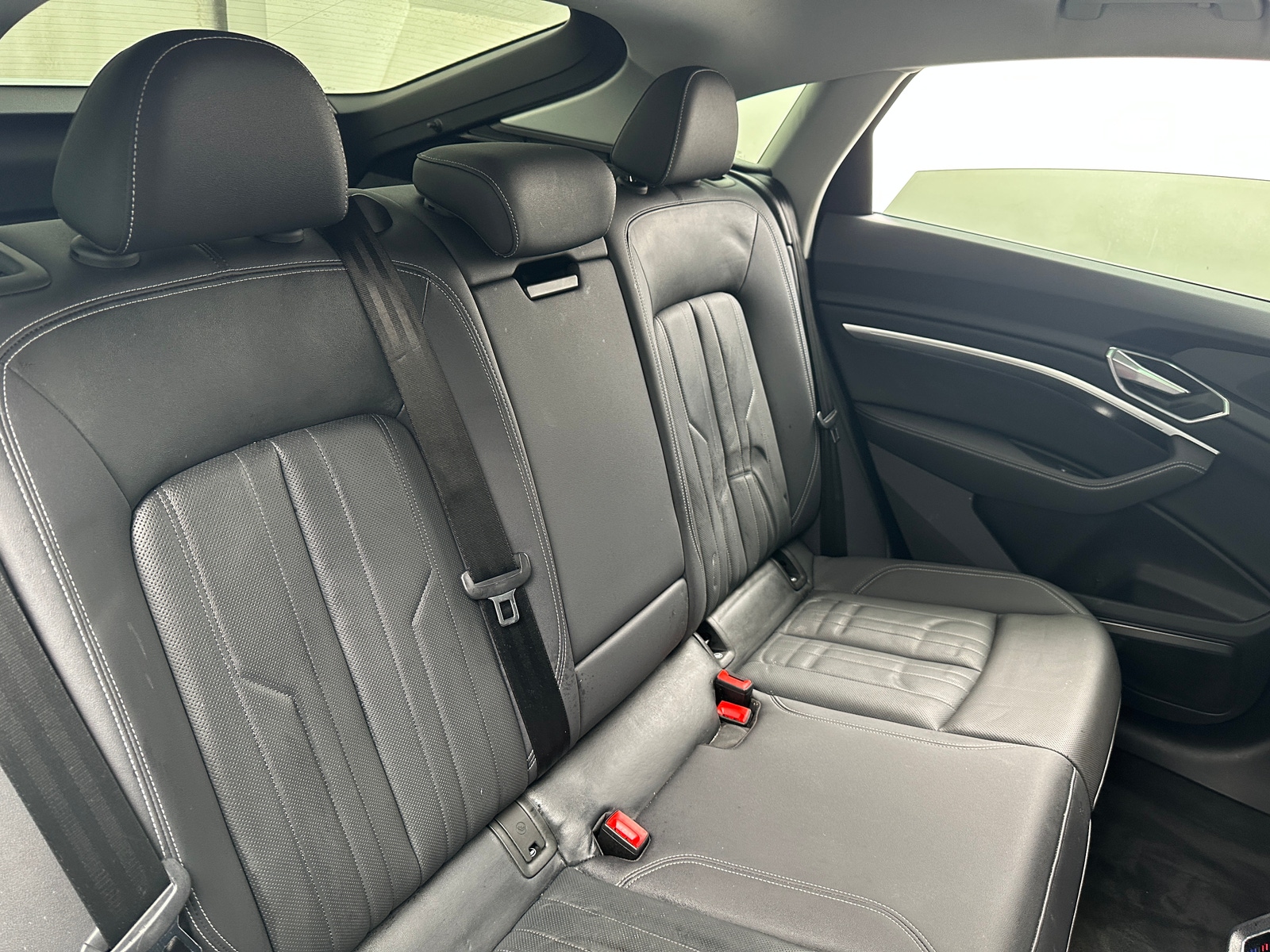 Thumbnail: 2022 Audi e-tron S - 5