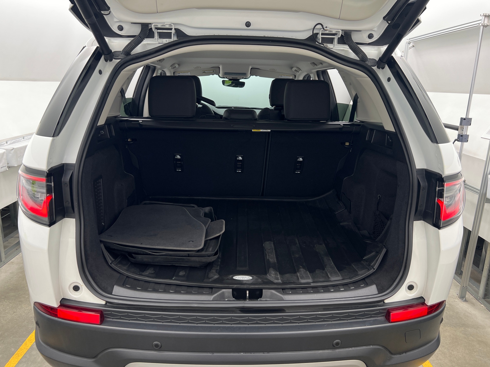 Thumbnail: 2023 Land Rover Discovery Sport - 6