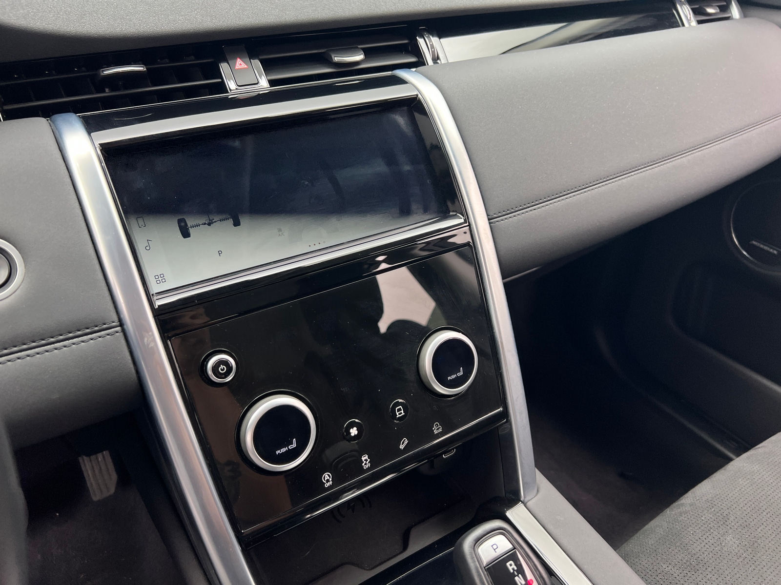 Thumbnail: 2023 Land Rover Discovery Sport - 3