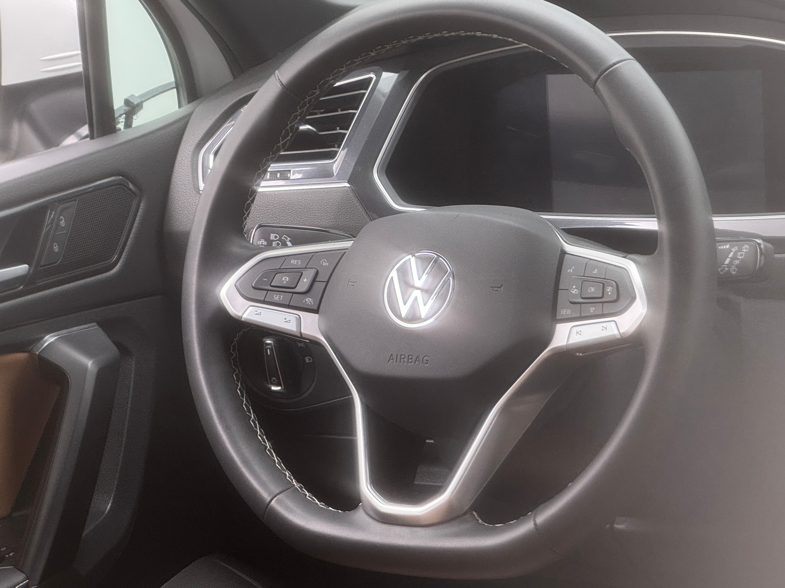 Thumbnail: 2022 Volkswagen Tiguan - 4