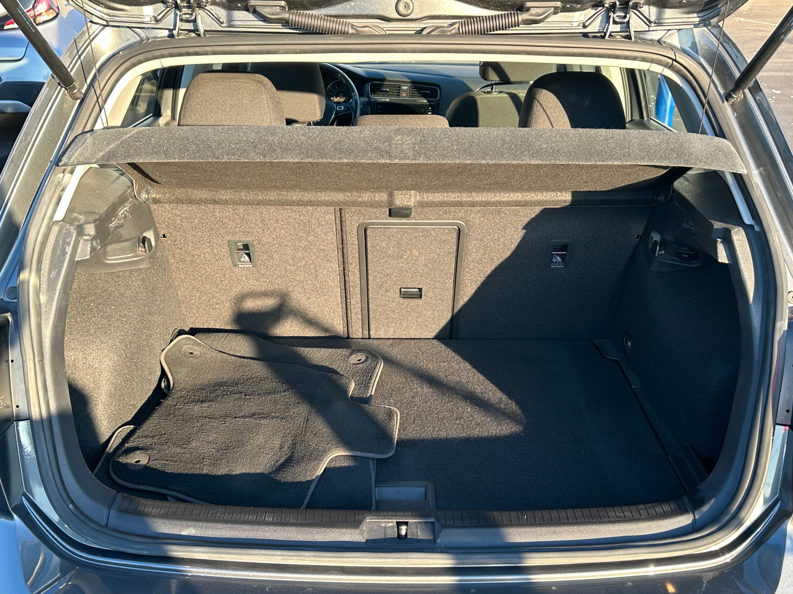 Thumbnail: 2019 Volkswagen e-Golf - 7