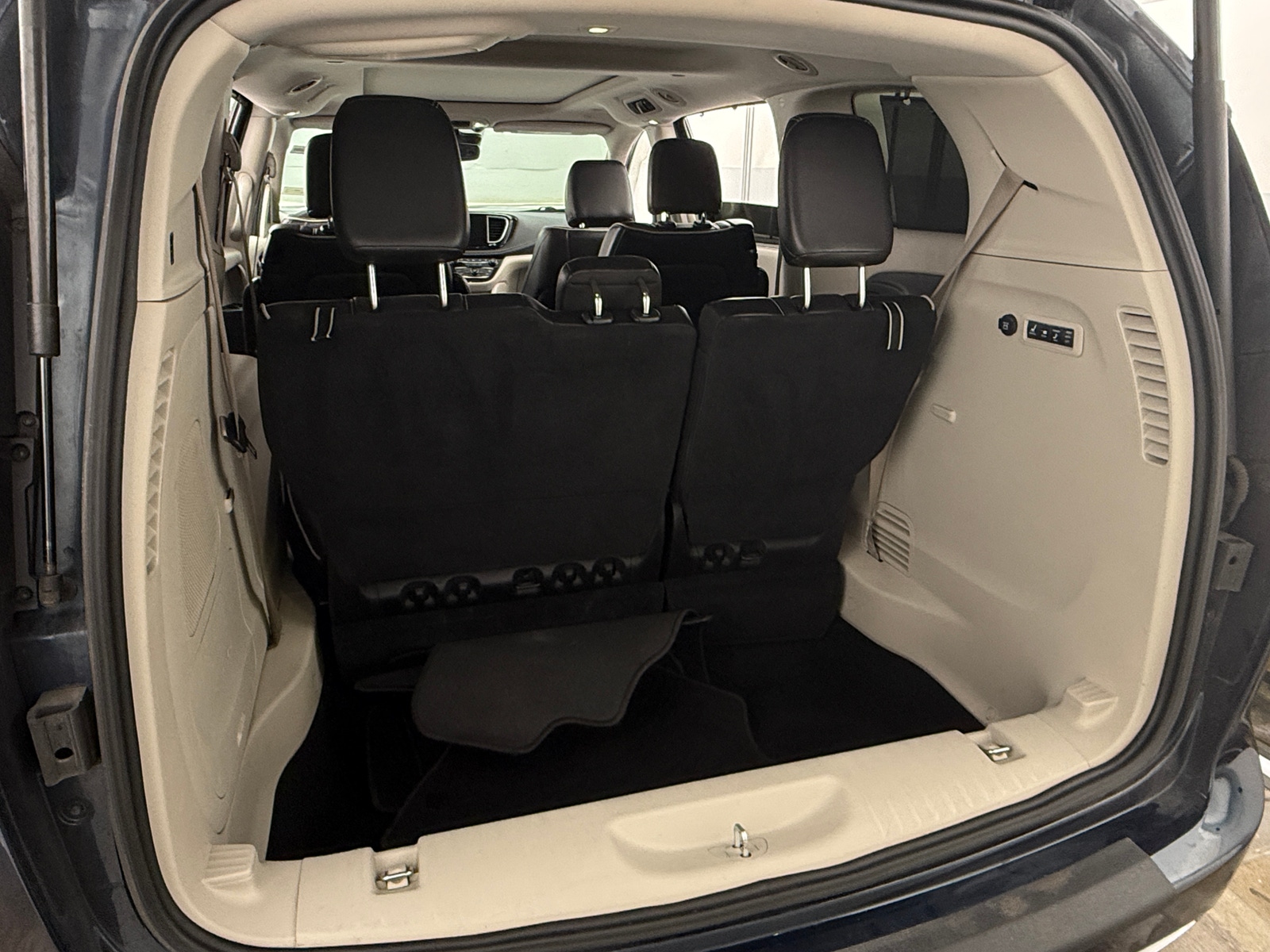 Thumbnail: 2022 Chrysler Pacifica - 6