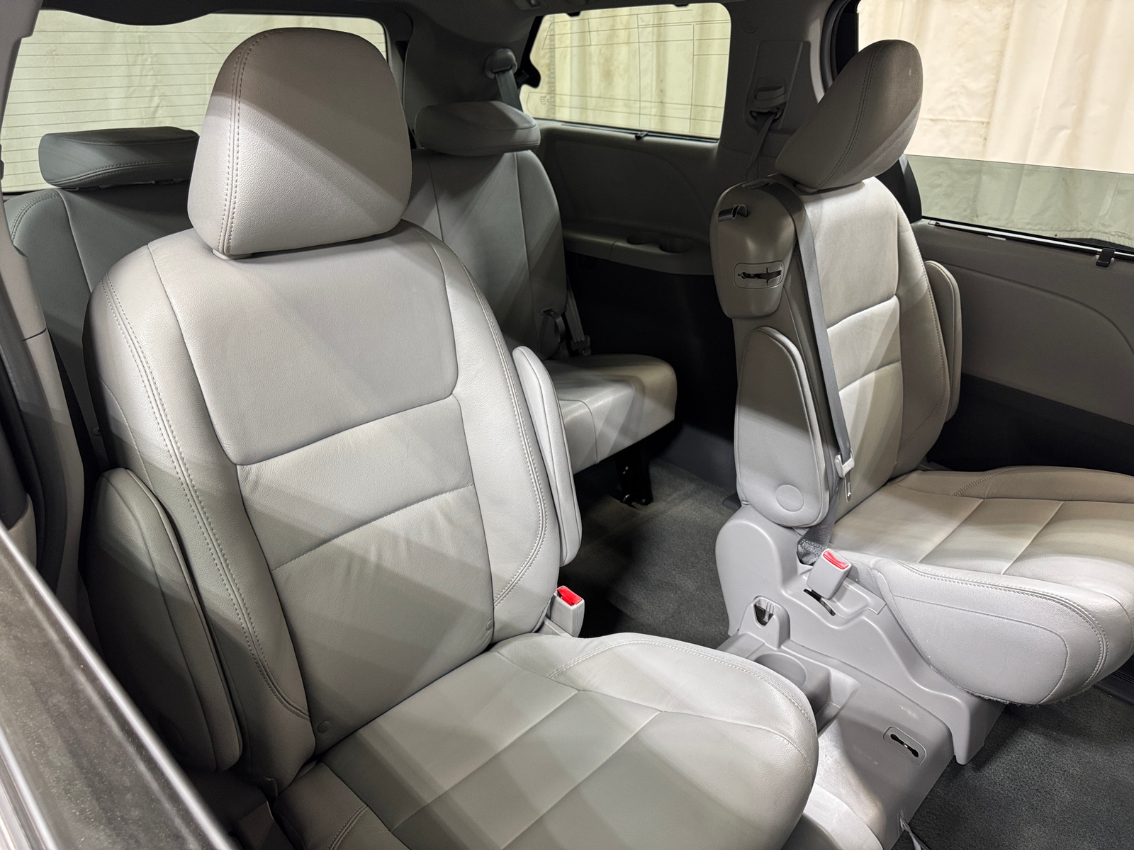 Thumbnail: 2017 Toyota Sienna - 5