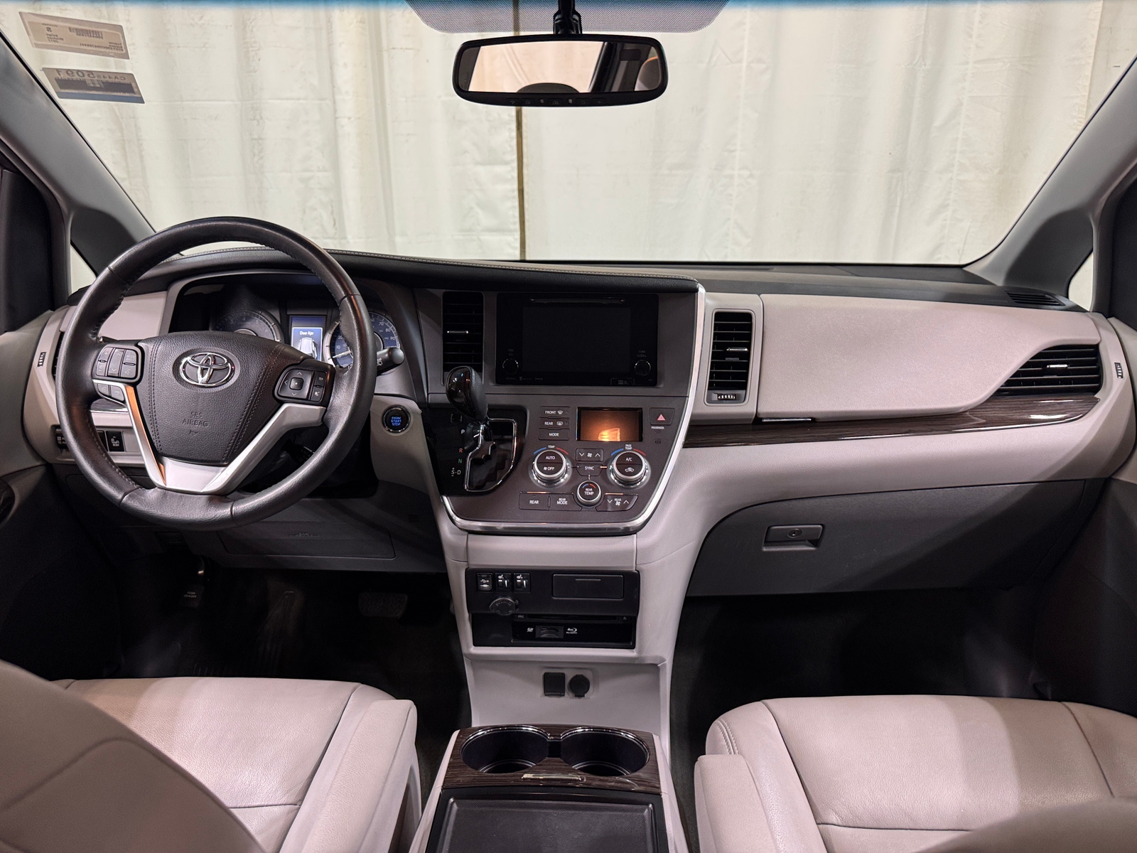 Thumbnail: 2017 Toyota Sienna - 2