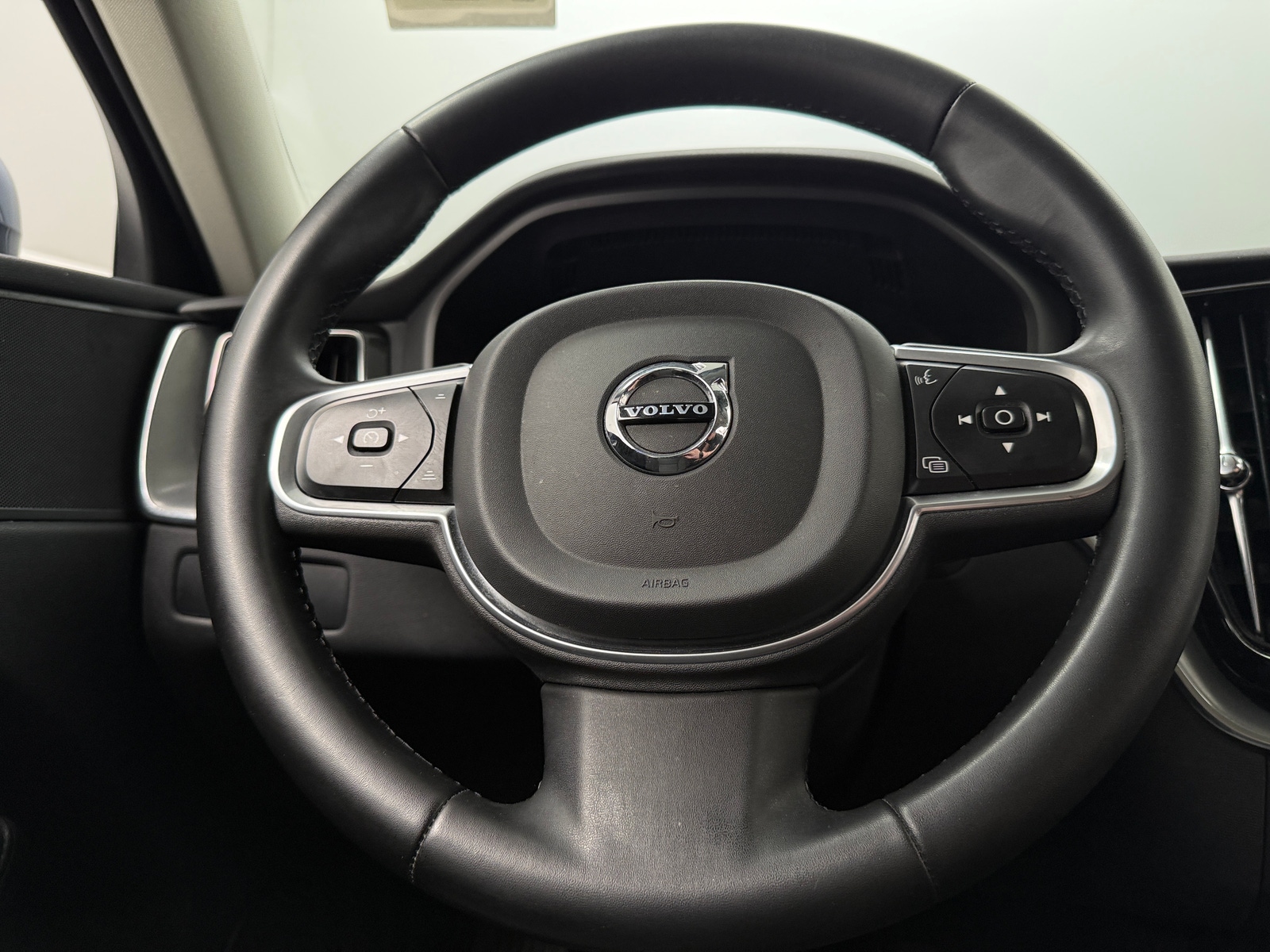 Thumbnail: 2023 Volvo XC60 - 5