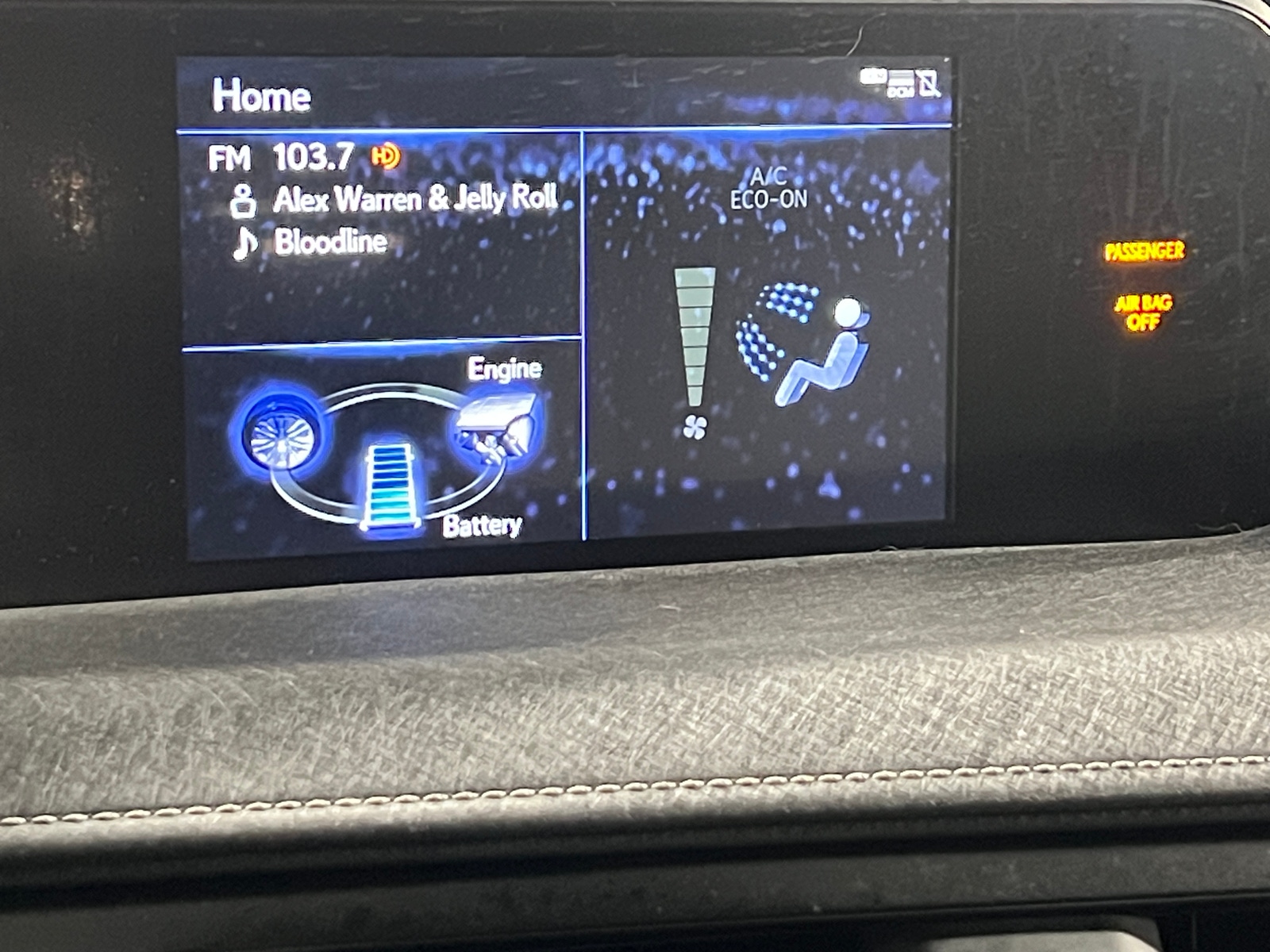 Thumbnail: 2019 Lexus UX - 3