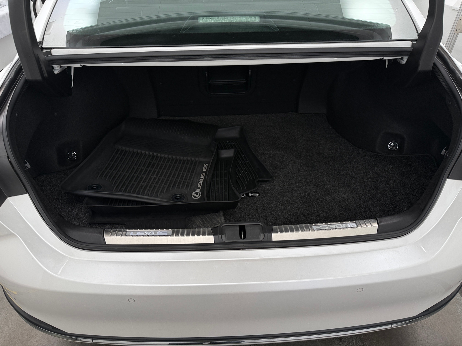 Thumbnail: 2020 Lexus ES - 6