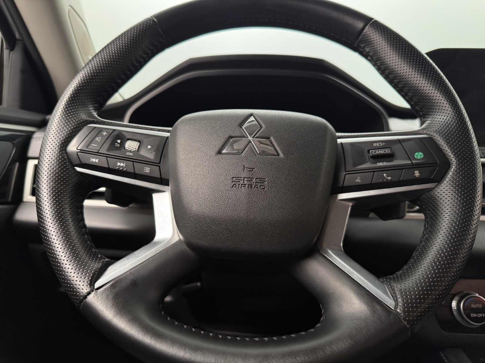 Thumbnail: 2024 Mitsubishi Outlander - 4