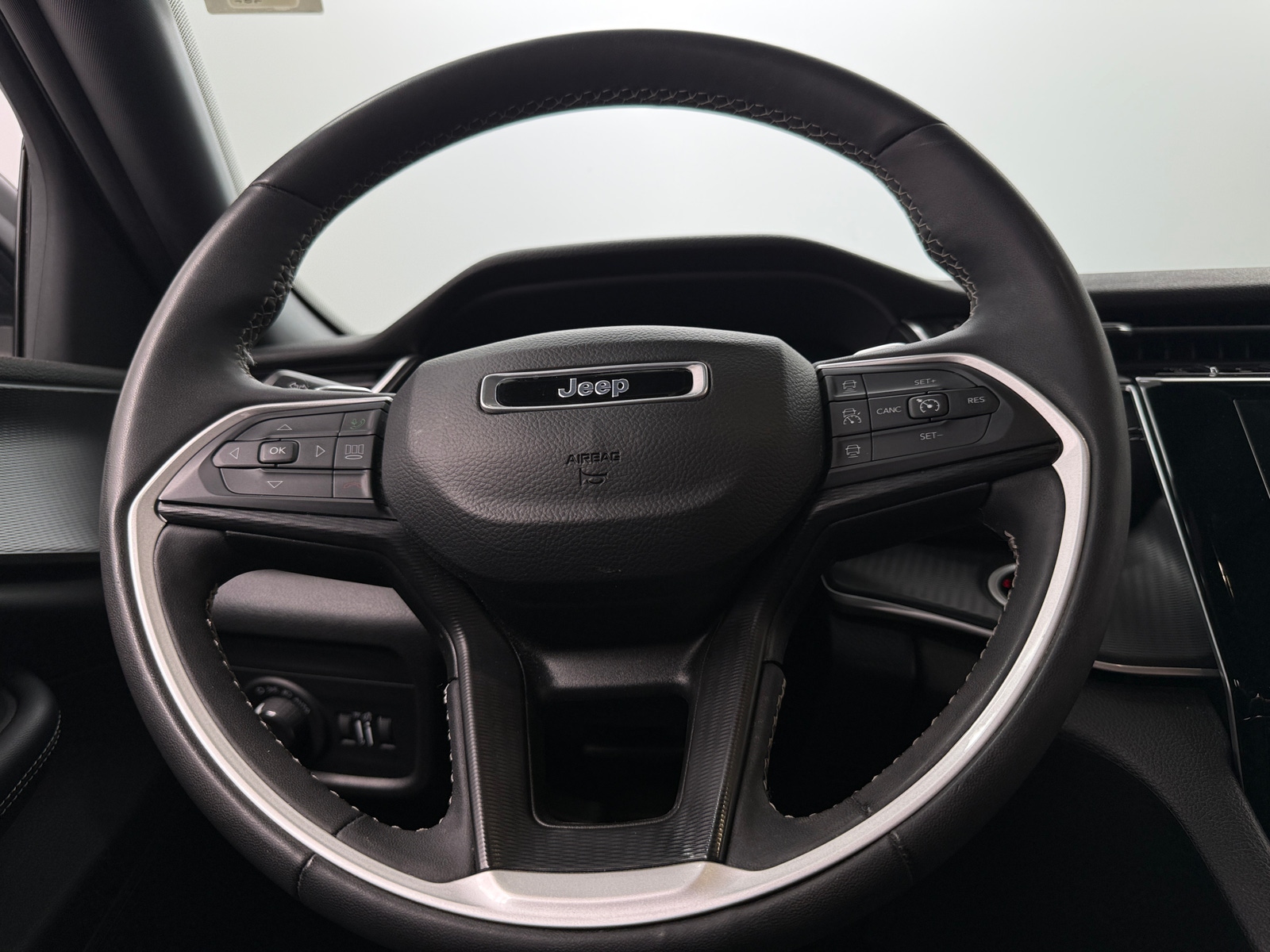 Thumbnail: 2023 Jeep Grand Cherokee L - 4