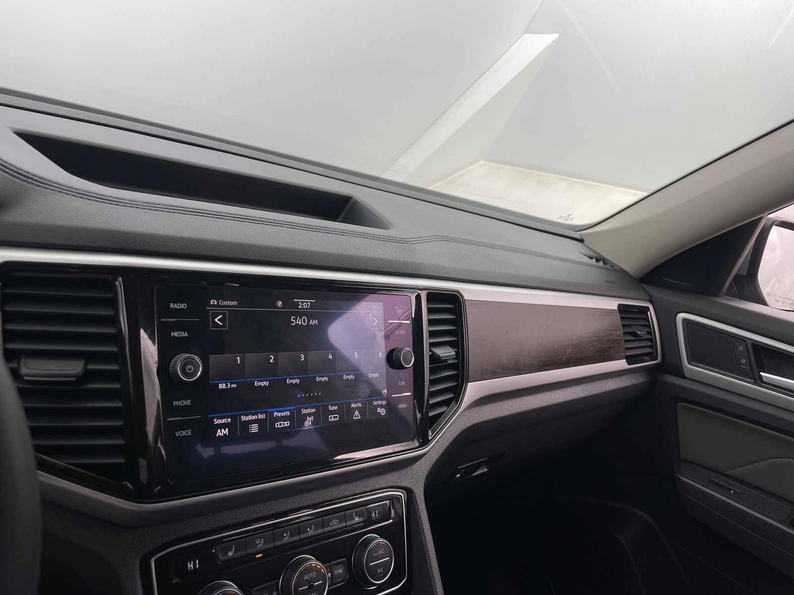 Thumbnail: 2022 Volkswagen Atlas - 3