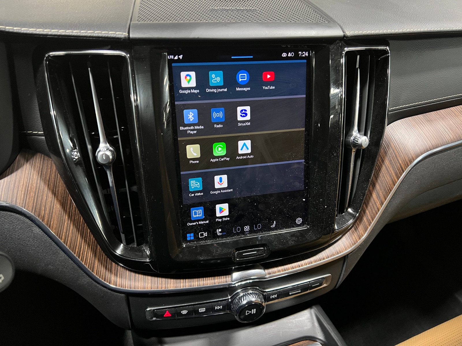 Thumbnail: 2022 Volvo XC60 - 3