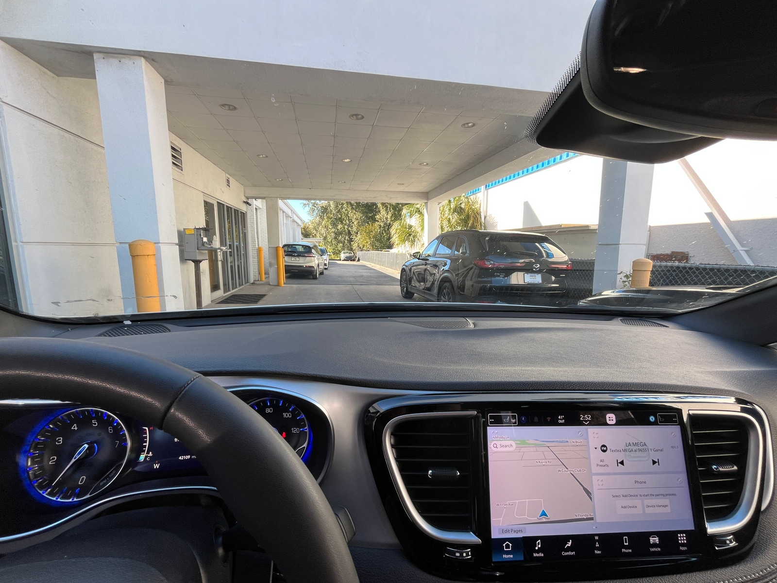 Thumbnail: 2025 Chrysler Pacifica - 3