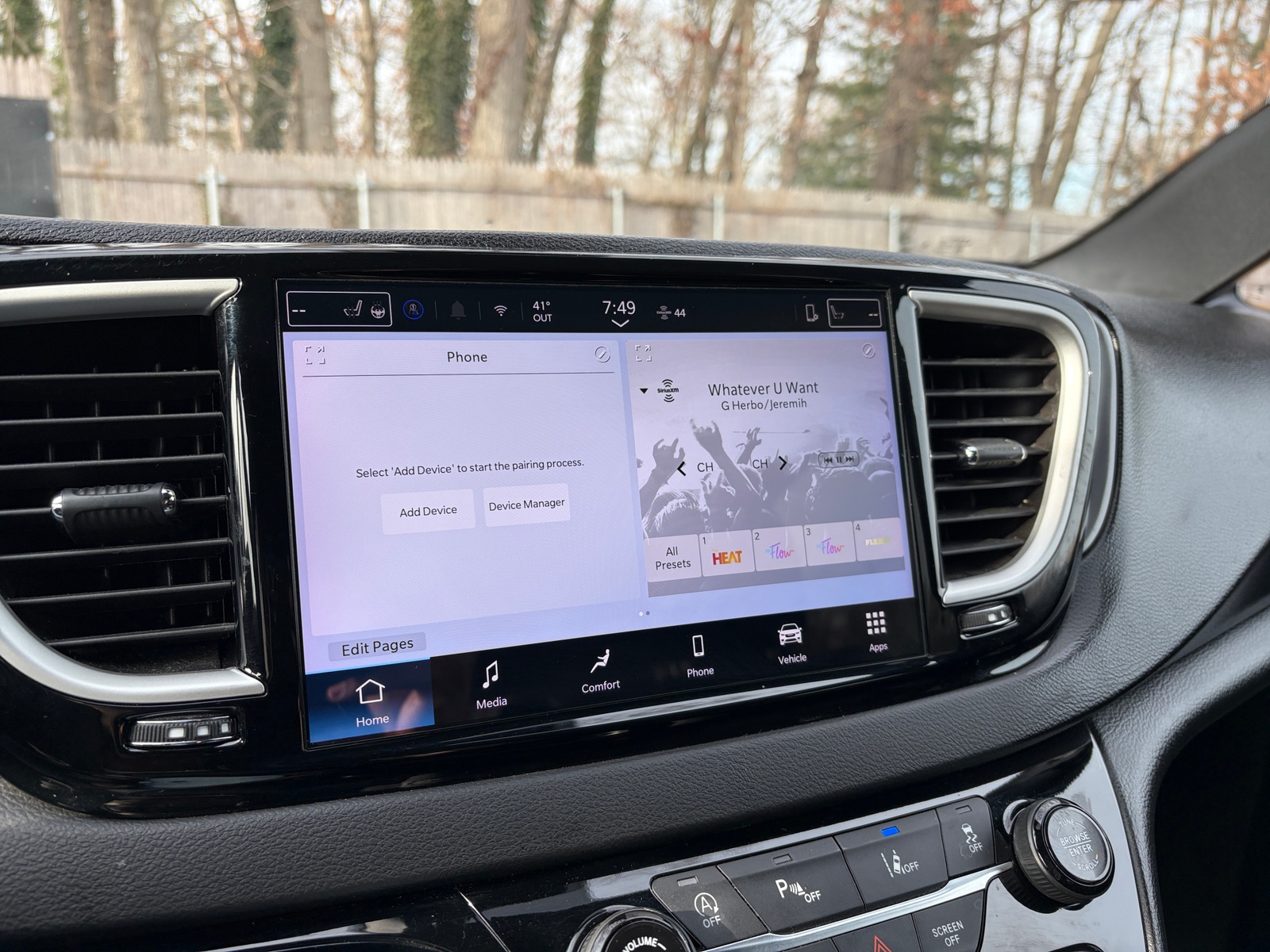 Thumbnail: 2025 Chrysler Pacifica - 3